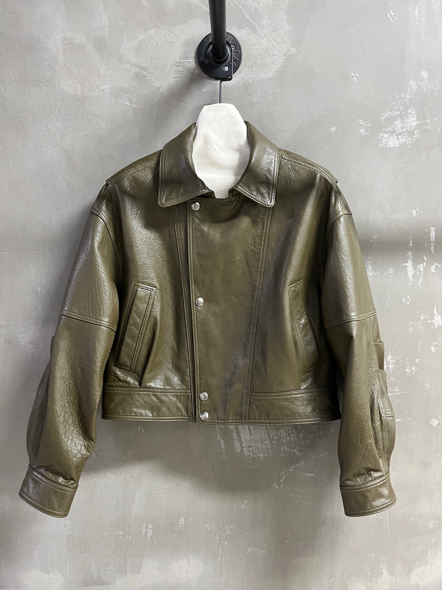NO:925222,Introduction to Saint L*urent | 2026 Spring New Products The best leather clothing items of this season!  The style is versatile and fashionable!  - MATERIAL Material - Leather imported English natural bubble pattern size M-19860909Saint L*urent简介｜2026春装新品 本季度最佳皮衣单品！版型不挑人百搭又时髦！ - MATERIAL 材质 - 皮面进口英胚自然泡纹 size M- XL M码胸围106 衣长50 肩宽53 袖长51 price,圣罗兰-服装,saint laurent,saint laurent,leather jacket,,Women's clothing