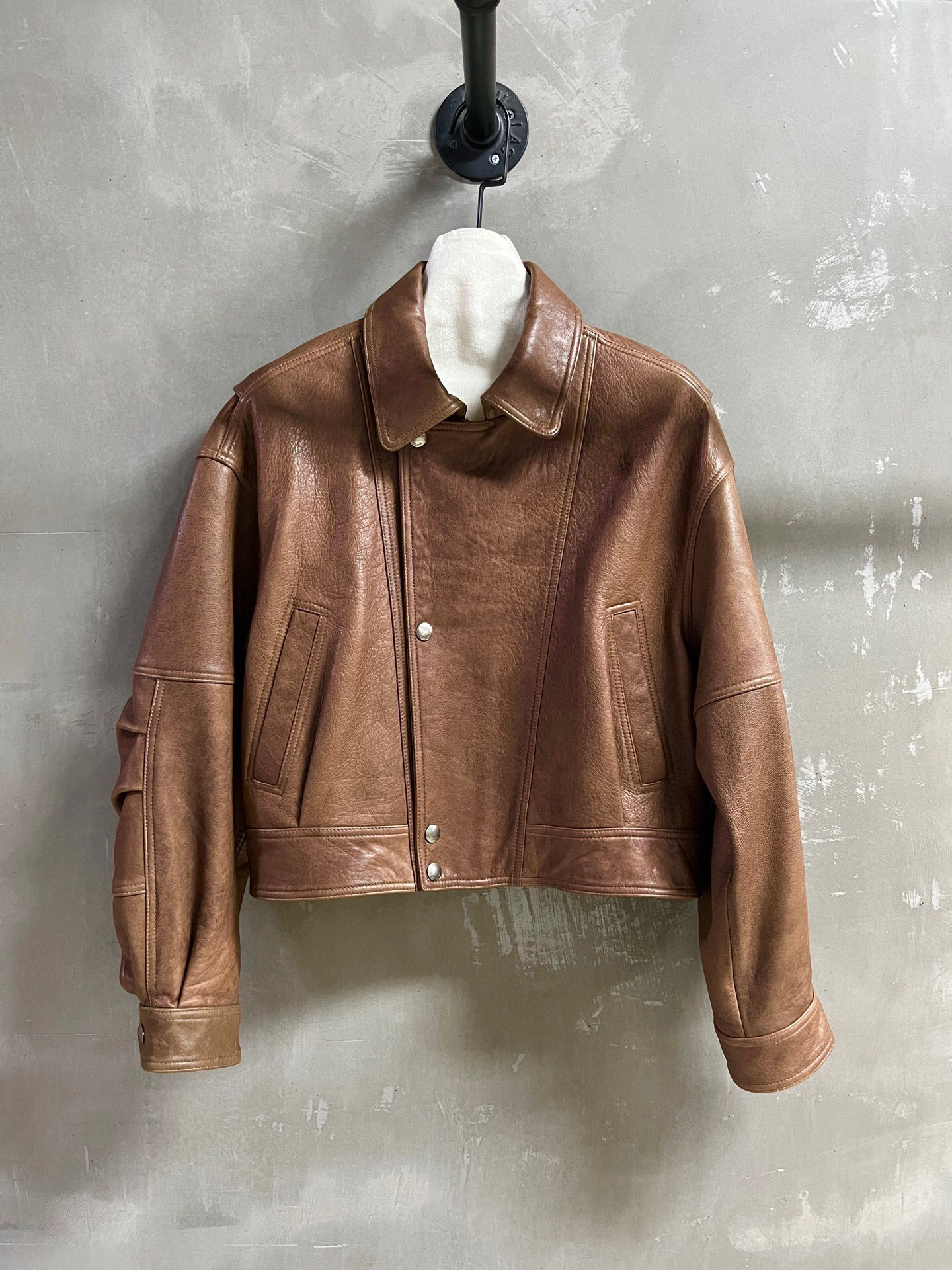 NO:779344,Introduction to Saint L*urent | 2026 Spring New Products The best leather clothing items of this season!  The style is versatile and fashionable!  - MATERIAL Material - Leather imported English natural bubble pattern size M-19860909Saint L*urent简介｜2026春装新品 本季度最佳皮衣单品！版型不挑人百搭又时髦！ - MATERIAL 材质 - 皮面进口英胚自然泡纹 size M- XL M码胸围106 衣长50 肩宽53 袖长51 price,圣罗兰-服装,saint laurent,saint laurent,leather jacket,,Women's clothing