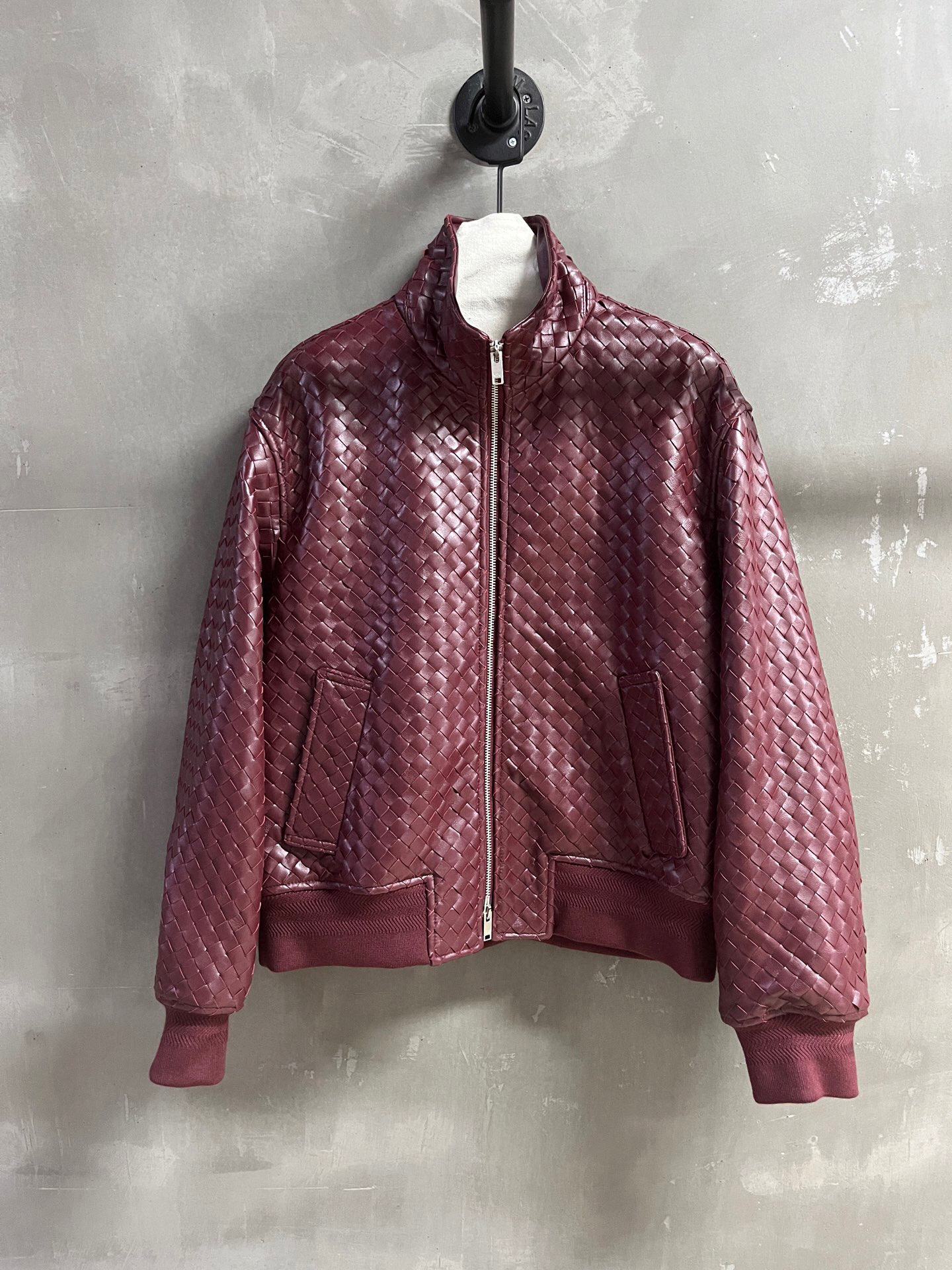 NO:870447,BV Introduction｜2026 Spring New Products The best outerwear item of the season!  Original custom-made, hand-knitted, loose fit, versatile and fashionable!  Same style for men and women - MATERIAL material - leather imported New Zealand lambskin sizeS-19860909BV简介｜2026春装新品 本季度最佳外套单品！原版订制 手工编织 宽松版型不挑人百搭又时髦！男女同款 - MATERIAL 材质 - 皮面进口新西兰小羊皮 sizeS- XL M码胸围124衣长62肩宽52袖长60,葆蝶家-服装,bottega veneta,bottega veneta,jackets & coats,sheepskin,,Women's clothing