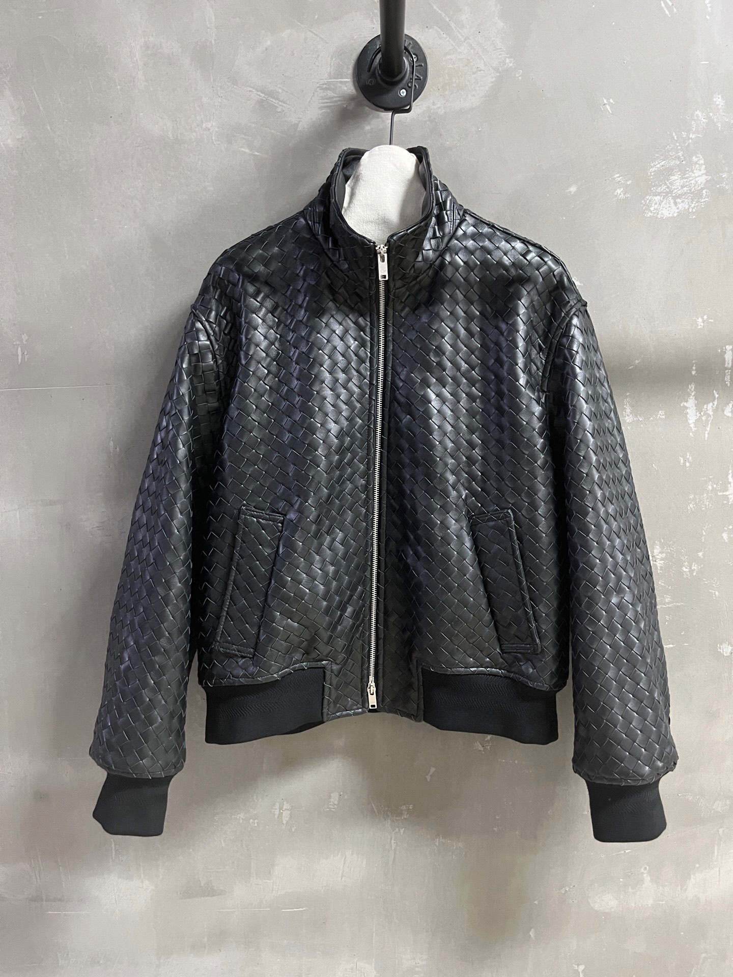 NO:868940,BV Introduction｜2026 Spring New Products The best outerwear item of the season!  Original custom-made, hand-knitted, loose fit, versatile and fashionable!  Same style for men and women - MATERIAL material - leather imported New Zealand lambskin sizeS-19860909BV简介｜2026春装新品 本季度最佳外套单品！原版订制 手工编织 宽松版型不挑人百搭又时髦！男女同款 - MATERIAL 材质 - 皮面进口新西兰小羊皮 sizeS- XL M码胸围124衣长62肩宽52袖长60,葆蝶家-服装,bottega veneta,bottega veneta,jackets & coats,sheepskin,,Women's clothing