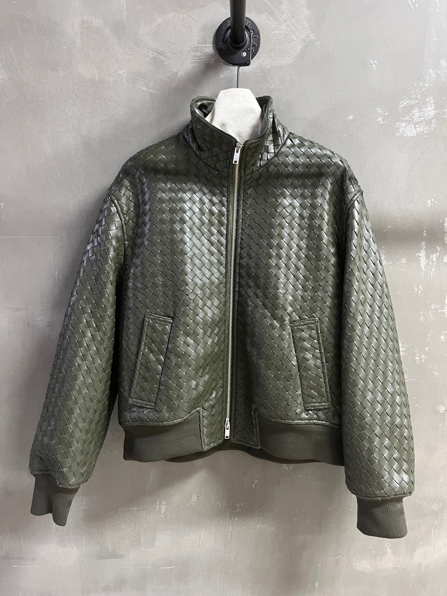 NO:779817,BV Introduction｜2026 Spring New Products The best outerwear item of the season!  Original custom-made, hand-knitted, loose fit, versatile and fashionable!  Same style for men and women - MATERIAL material - leather imported New Zealand lambskin sizeS-19860909BV简介｜2026春装新品 本季度最佳外套单品！原版订制 手工编织 宽松版型不挑人百搭又时髦！男女同款 - MATERIAL 材质 - 皮面进口新西兰小羊皮 sizeS- XL M码胸围124衣长62肩宽52袖长60,葆蝶家-服装,bottega veneta,bottega veneta,jackets & coats,sheepskin,,Women's clothing