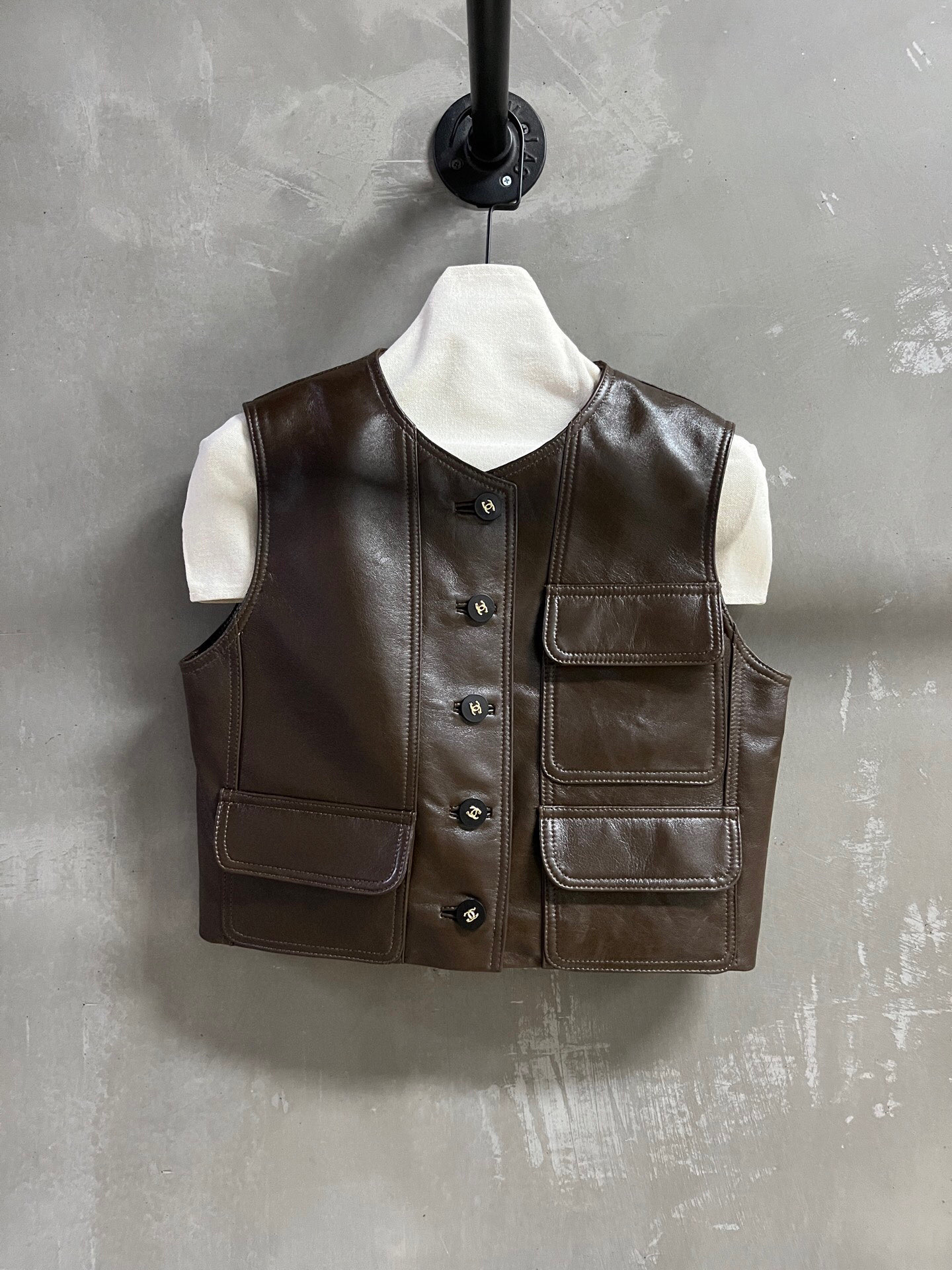 NO:868938,Introduction to Chan*l｜2026 Spring New Products The best vest item of this season!  Classic Chanel design, easy-to-match style, versatile and fashionable!  The neat tailoring and exquisite buttons make the leather jacket no longer monotonous. Customized camellia lining!  1994 Fragrant Grandma second-hand version - MATERIAL material - leather imported aurora lambskin size M-19860909Chan*l简介｜2026春装新品 本季度最佳马甲单品！经典香奈儿设计 版型不挑人百搭又时髦！利落裁剪的同时穿插精美绝伦扣子让皮衣不再单调 定制山茶花里衬！1994年香奶奶中古版 - MATERIAL 材质 - 皮面进口极光小羊皮 size M- XL M码胸围92 衣长41 肩宽36,香奈儿-服装,chanel,chanel,leather jacket,sheepskin,,Women's clothing