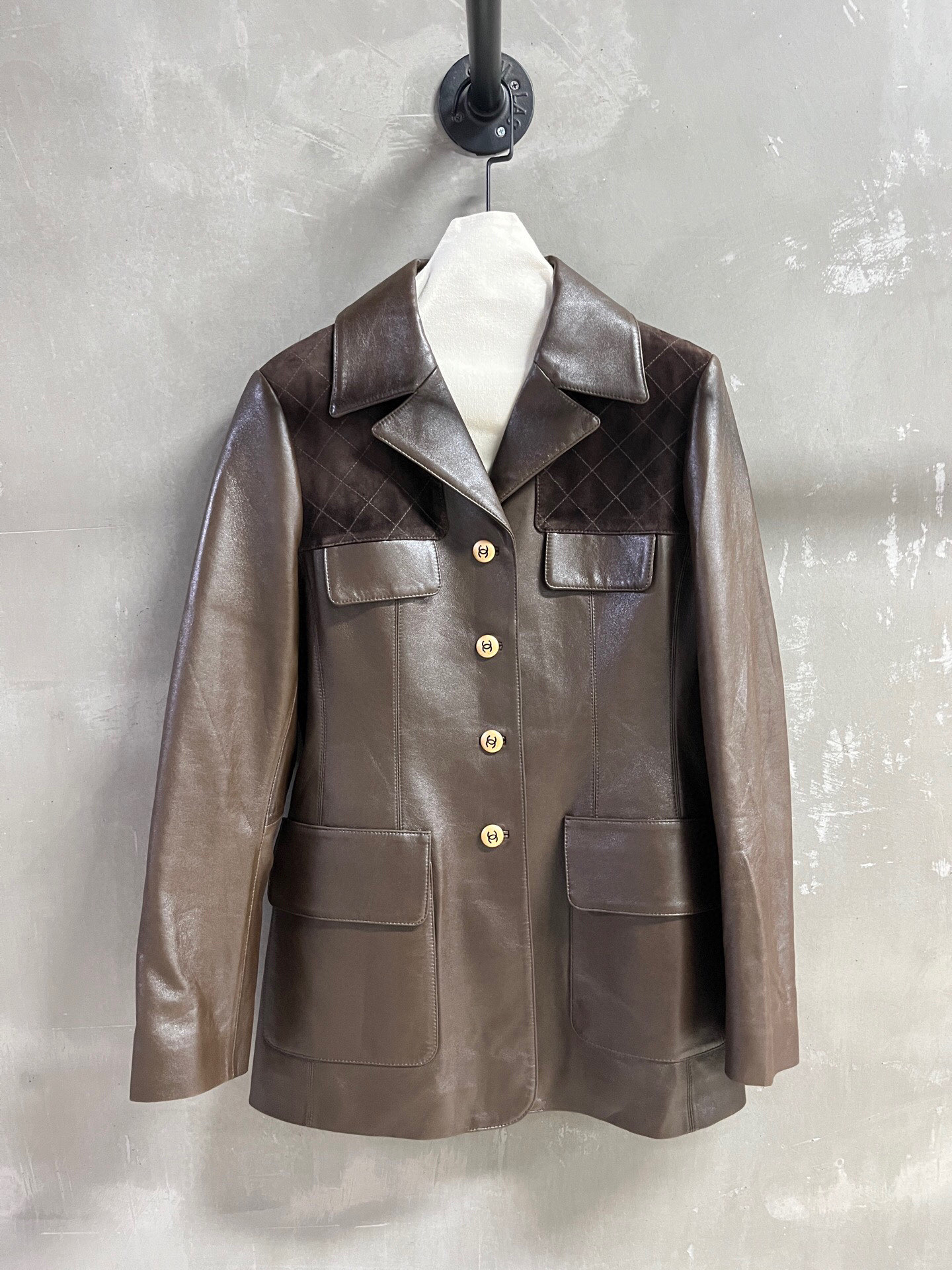 NO:868912,Introduction to Chan*l | 2026 Spring New Products The best outerwear item of the season!  Classic Chanel design, easy-to-match style, versatile and fashionable!  The neat tailoring and exquisite buttons make the leather jacket no longer monotonous. Customized camellia lining!  - MATERIAL material - leather imported aurora lambskin mixed sheep suede size S-19860909Chan*l简介｜2026春装新品 本季度最佳外套单品！经典香奈儿设计 版型不挑人百搭又时髦！利落裁剪的同时穿插精美绝伦扣子让皮衣不再单调 定制山茶花里衬！ - MATERIAL 材质 - 皮面进口极光小羊皮混种羊反绒 size Ｓ- XL M码胸围100 衣长70 肩宽42 袖长62 price,香奈儿-服装,chanel,chanel,jackets & coats,leather jacket,sheepskin,,Women's clothing