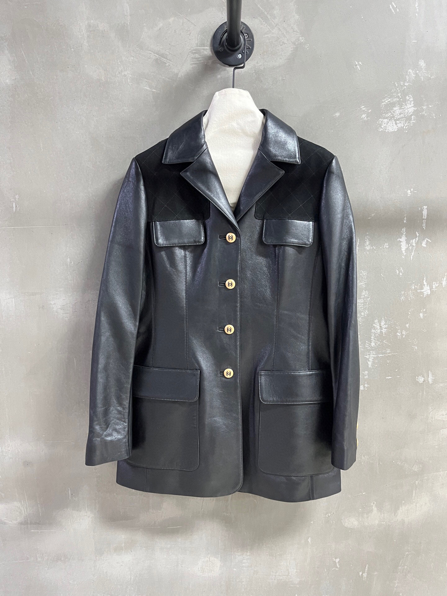 NO:780719,Introduction to Chan*l | 2026 Spring New Products The best outerwear item of the season!  Classic Chanel design, easy-to-match style, versatile and fashionable!  The neat tailoring and exquisite buttons make the leather jacket no longer monotonous. Customized camellia lining!  - MATERIAL material - leather imported aurora lambskin mixed sheep suede size S-19860909Chan*l简介｜2026春装新品 本季度最佳外套单品！经典香奈儿设计 版型不挑人百搭又时髦！利落裁剪的同时穿插精美绝伦扣子让皮衣不再单调 定制山茶花里衬！ - MATERIAL 材质 - 皮面进口极光小羊皮混种羊反绒 size Ｓ- XL M码胸围100 衣长70 肩宽42 袖长62 price,香奈儿-服装,chanel,chanel,jackets & coats,leather jacket,sheepskin,,Women's clothing