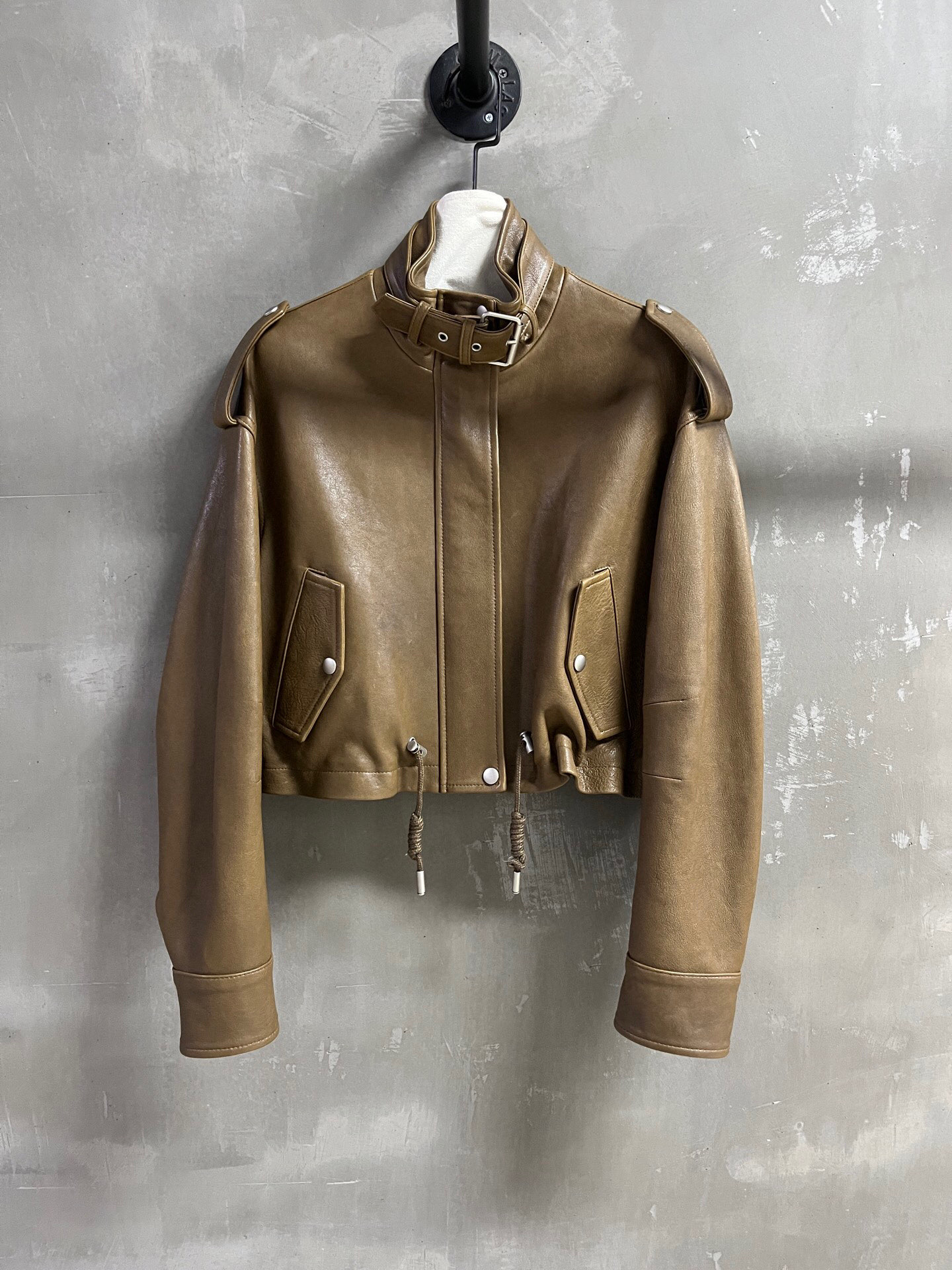 NO:868893,Introduction to Ac*e Studio｜2026 Spring New Products This season’s best outerwear items!  Original custom-made, sweet and cool retro style, easy-to-match and fashionable version!  - MATERIAL Material - leather imported goatskin natural grain sizeＳ- L M size bust 110 length 46 shoulder width 52 sleeve length 54 price, women's clothing, dior, jackets & coats, sheepskin,19860909Ac*e Studio简介｜2026春装新品 本季度最佳外套单品！原版订制 甜酷风复古气质,版型不挑人百搭又时髦！ - MATERIAL 材质 - 皮面进口山羊皮自然纹 sizeＳ- L M码胸围110 衣长46 肩宽52 袖长54 price,女装,dior,jackets & coats,sheepskin,,Women's clothing
