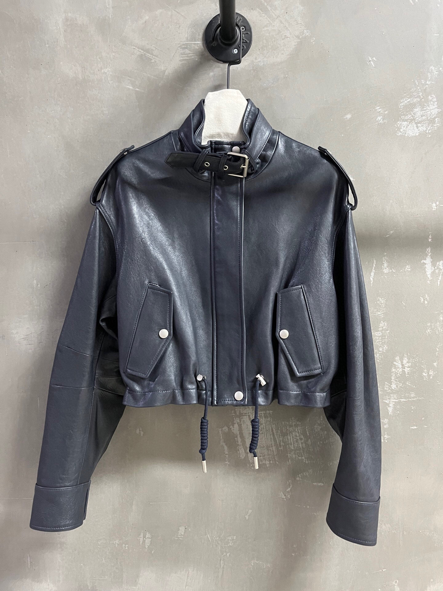 NO:780739,Introduction to Ac*e Studio｜2026 Spring New Products This season’s best outerwear items!  Original custom-made, sweet and cool retro style, easy-to-match and fashionable version!  - MATERIAL Material - leather imported goatskin natural grain sizeＳ- L M size bust 110 length 46 shoulder width 52 sleeve length 54 price, women's clothing, dior, jackets & coats, sheepskin,19860909Ac*e Studio简介｜2026春装新品 本季度最佳外套单品！原版订制 甜酷风复古气质,版型不挑人百搭又时髦！ - MATERIAL 材质 - 皮面进口山羊皮自然纹 sizeＳ- L M码胸围110 衣长46 肩宽52 袖长54 price,女装,dior,jackets & coats,sheepskin,,Women's clothing