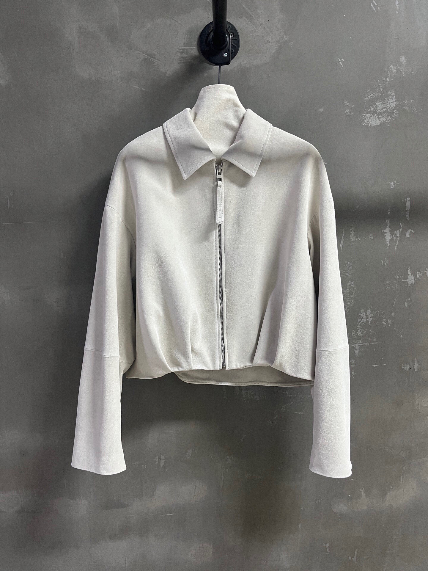 NO:780889,Introduction to Lo*we | 2026 Spring New Products The best leather clothing items of this season!  The style is versatile and fashionable!  - MATERIAL material - leather imported Turkish mixed cashmere size S-L M size bust 154 length 53 raglan sleeve length 76, Loewe-clothing, loewe, leather jacket,19860909Lo*we简介｜2026春装新品 本季度最佳皮衣单品！版型不挑人百搭又时髦！ - MATERIAL 材质 - 皮面进口土耳其混种羊绒 size Ｓ- L M码胸围154衣长53 连肩袖长76,罗意威-服装,loewe,leather jacket,,Women's clothing