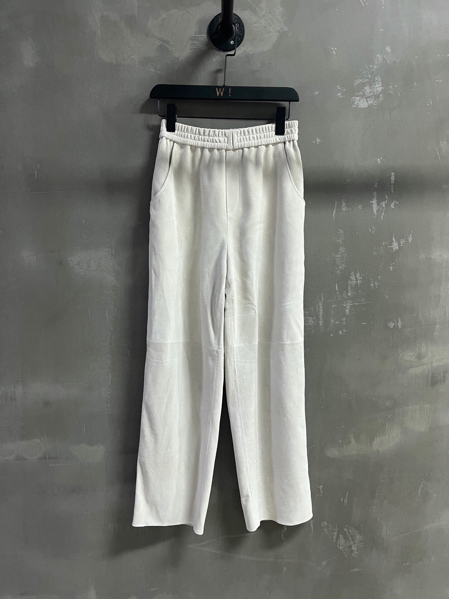 NO:780896,Introduction to Lo*we | 2026 Spring New Products The best leather pants of the season!  The style is versatile and fashionable!  - MATERIAL - Leather imported Turkish mixed cashmere size M-19860909Lo*we简介｜2026春装新品 本季度最佳皮裤单品！版型不挑人百搭又时髦！ - MATERIAL 材质 - 皮面进口土耳其混种羊绒 size M- XL M码松紧腰围66 臀围104 裤长100,罗意威-服装,loewe,,Women's clothing