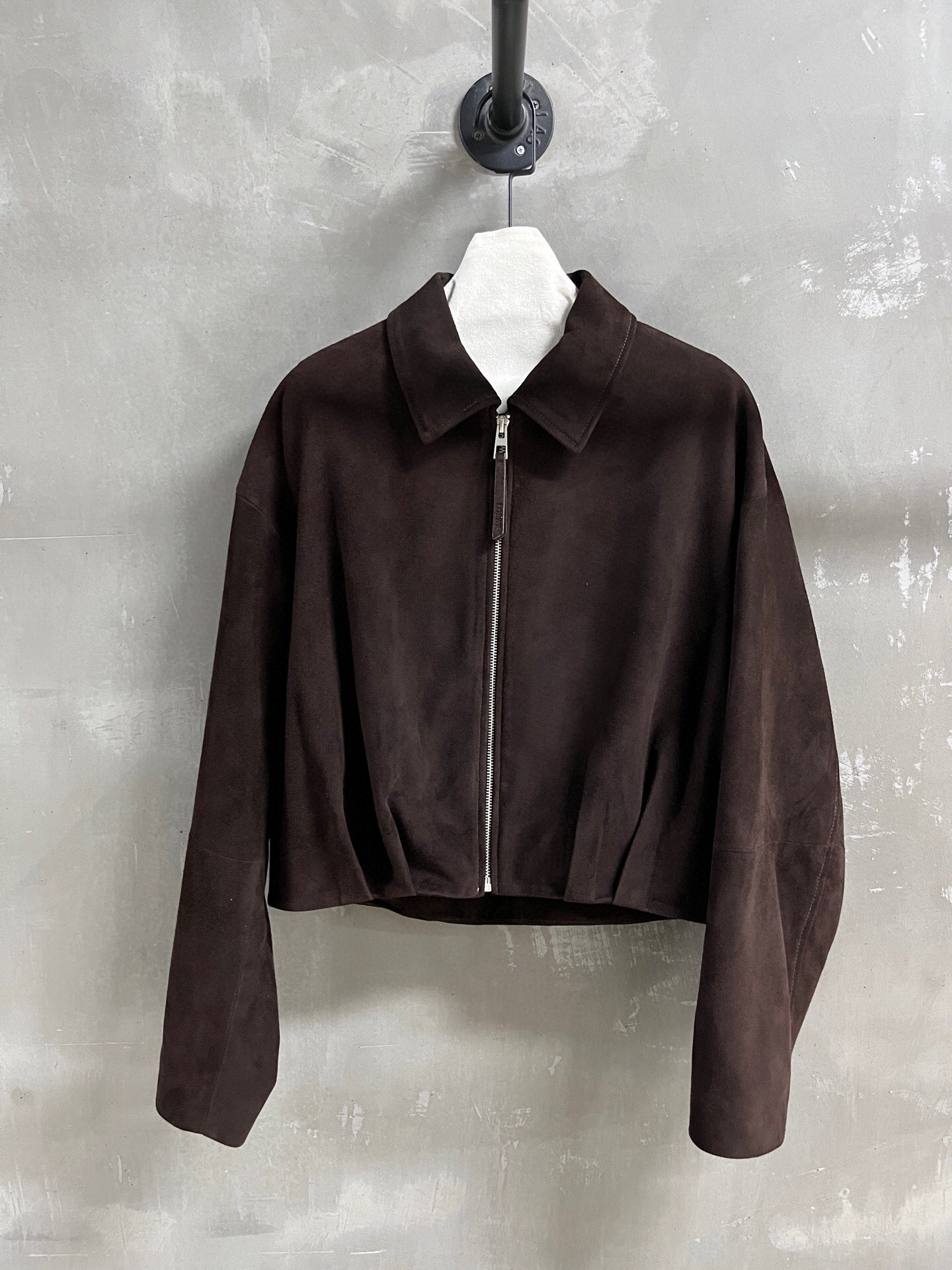 NO:781276,Introduction to Lo*we | 2026 Spring New Products The best leather clothing items of this season!  The style is versatile and fashionable!  - MATERIAL - Leather imported Turkish mixed cashmere size S-L M size bust 154 length 53 raglan sleeve length 76 price, Loewe-clothing, loewe, leather jacket,19860909Lo*we简介｜2026春装新品 本季度最佳皮衣单品！版型不挑人百搭又时髦！ - MATERIAL 材质 - 皮面进口土耳其混种羊绒 size Ｓ- L M码胸围154衣长53 连肩袖长76 price,罗意威-服装,loewe,leather jacket,,Women's clothing