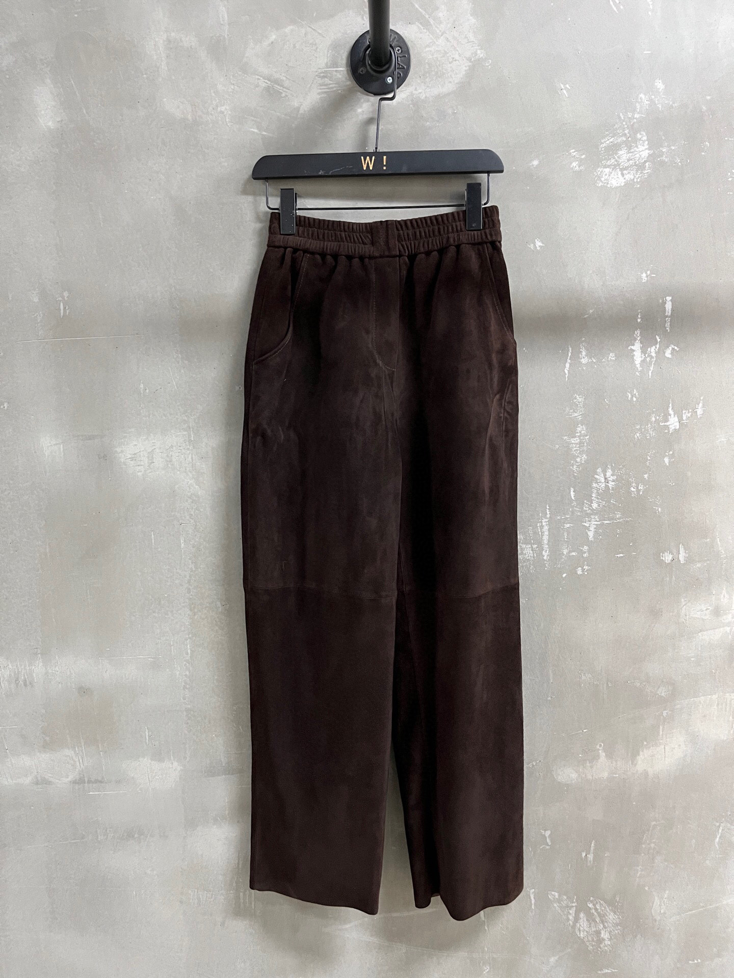 NO:781282,Introduction to Lo*we | 2026 Spring New Products The best leather pants of the season!  The style is versatile and fashionable!  - MATERIAL - Leather imported Turkish mixed cashmere size M-19860909Lo*we简介｜2026春装新品 本季度最佳皮裤单品！版型不挑人百搭又时髦！ - MATERIAL 材质 - 皮面进口土耳其混种羊绒 size M- XL M码松紧腰围66 臀围104 裤长100 price,罗意威-服装,loewe,,Women's clothing