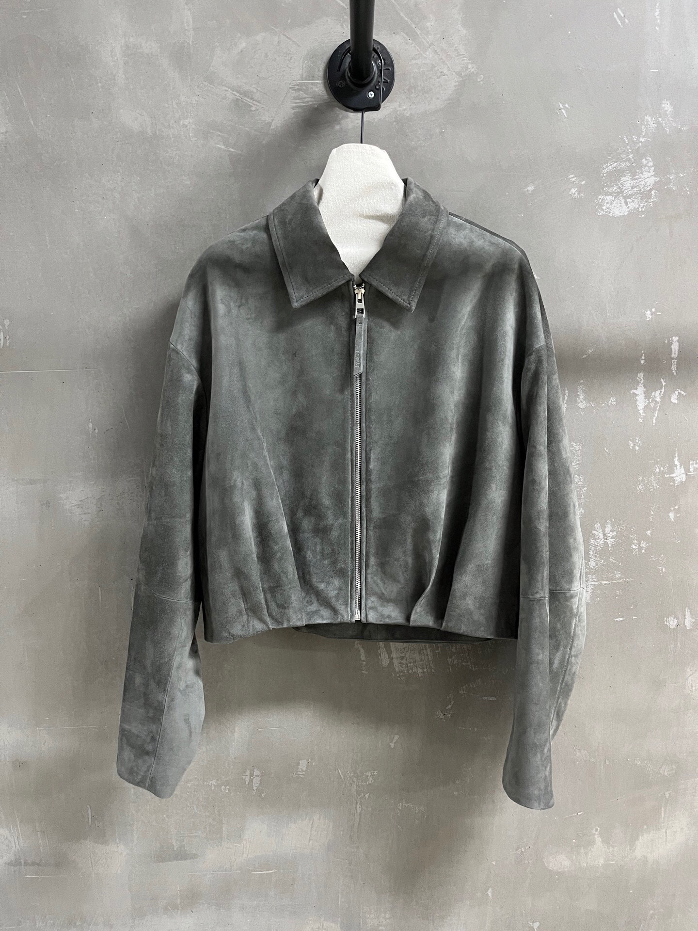 NO:781288,Introduction to Lo*we | 2026 Spring New Products The best leather clothing items of this season!  The style is versatile and fashionable!  - MATERIAL - Leather imported Turkish mixed cashmere size S-L M size bust 154 length 53 raglan sleeve length 76 price, Loewe-clothing, loewe, leather jacket,19860909Lo*we简介｜2026春装新品 本季度最佳皮衣单品！版型不挑人百搭又时髦！ - MATERIAL 材质 - 皮面进口土耳其混种羊绒 size Ｓ- L M码胸围154衣长53 连肩袖长76 price,罗意威-服装,loewe,leather jacket,,Women's clothing