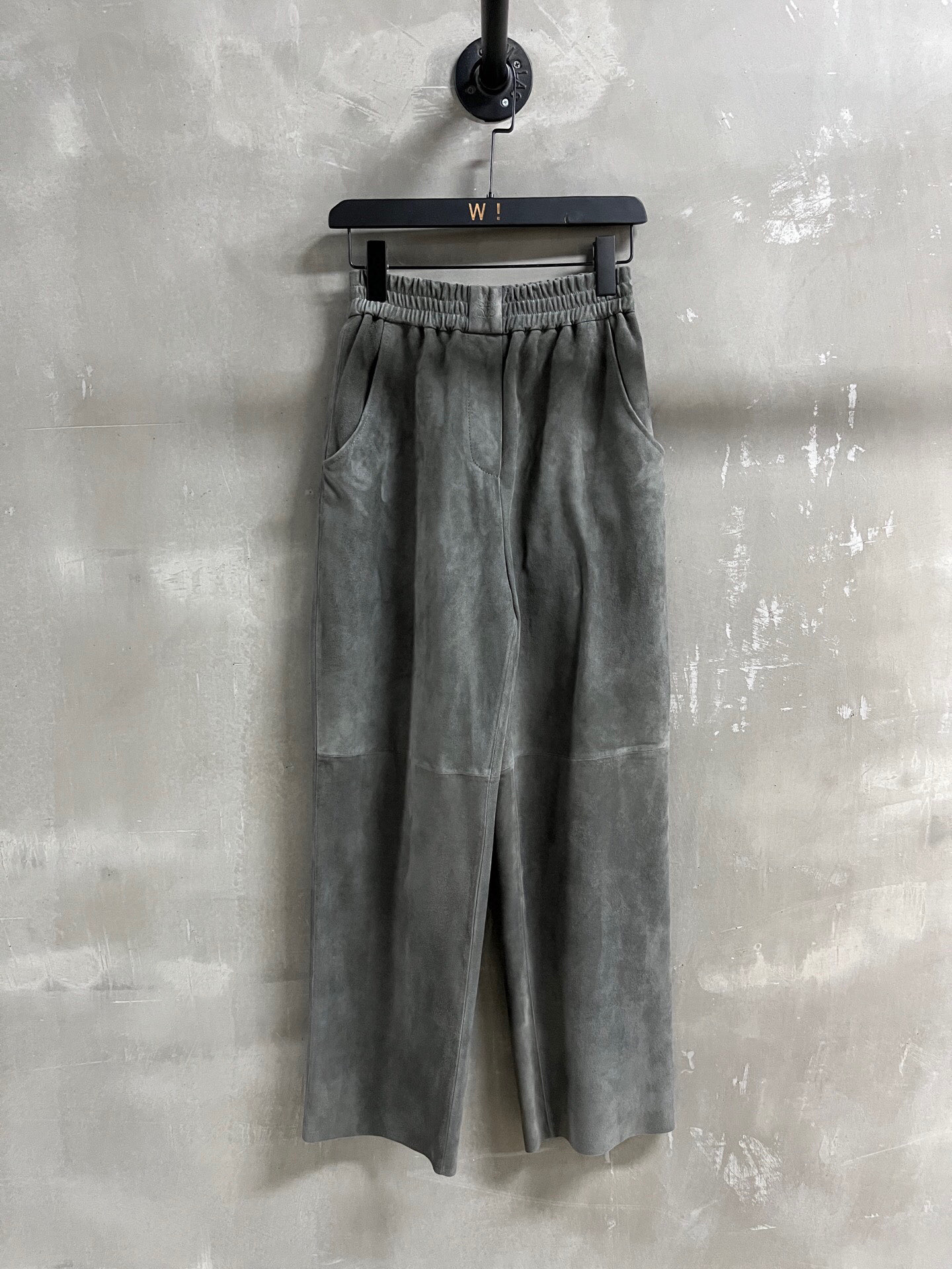 NO:781294,Introduction to Lo*we | 2026 Spring New Products The best leather pants of the season!  The style is versatile and fashionable!  - MATERIAL - Leather imported Turkish mixed cashmere size M-19860909Lo*we简介｜2026春装新品 本季度最佳皮裤单品！版型不挑人百搭又时髦！ - MATERIAL 材质 - 皮面进口土耳其混种羊绒 size M- XL M码松紧腰围66 臀围104 裤长100 price,罗意威-服装,loewe,,Women's clothing