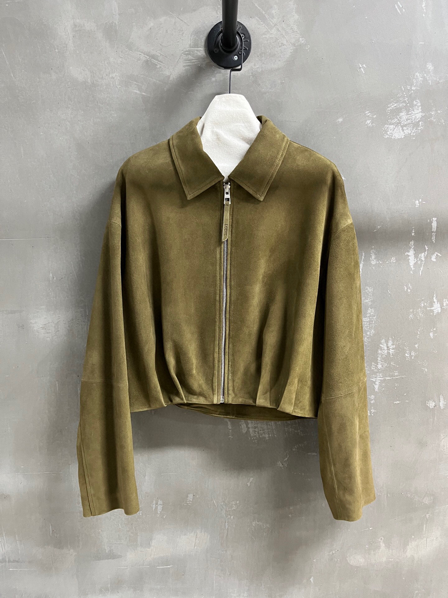NO:781299,Introduction to Lo*we | 2026 Spring New Products The best leather clothing items of this season!  The style is versatile and fashionable!  - MATERIAL - Leather imported Turkish mixed cashmere size S-L M size bust 154 length 53 raglan sleeve length 76 price, Loewe-clothing, loewe, leather jacket,19860909Lo*we简介｜2026春装新品 本季度最佳皮衣单品！版型不挑人百搭又时髦！ - MATERIAL 材质 - 皮面进口土耳其混种羊绒 size Ｓ- L M码胸围154衣长53 连肩袖长76 price,罗意威-服装,loewe,leather jacket,,Women's clothing
