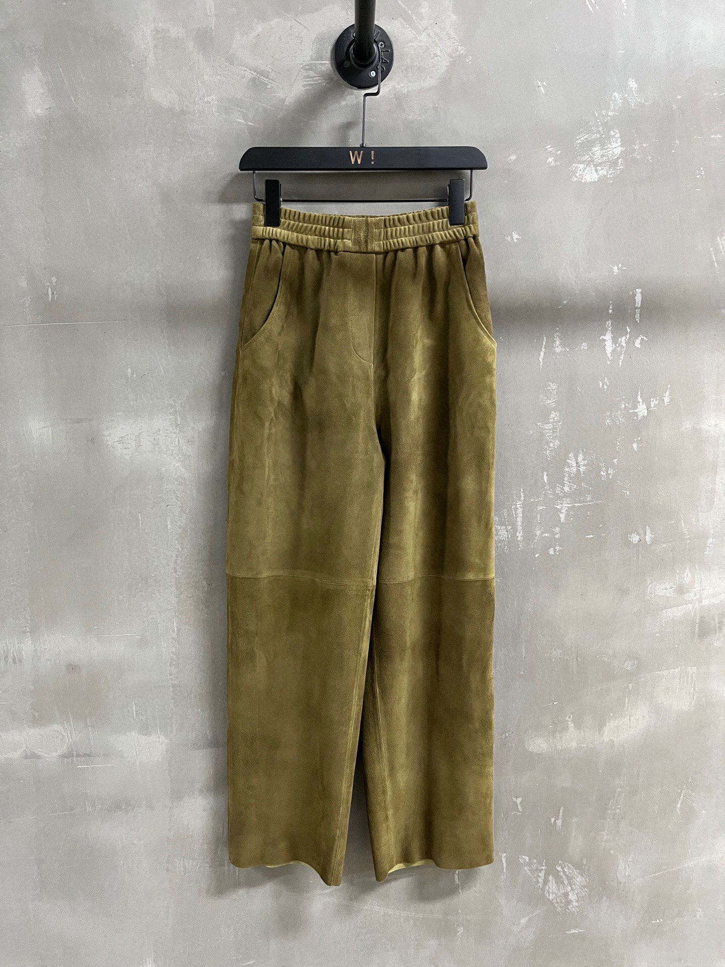 NO:781304,Introduction to Lo*we | 2026 Spring New Products The best leather pants of the season!  The style is versatile and fashionable!  - MATERIAL - Leather imported Turkish mixed cashmere size M-19860909Lo*we简介｜2026春装新品 本季度最佳皮裤单品！版型不挑人百搭又时髦！ - MATERIAL 材质 - 皮面进口土耳其混种羊绒 size M- XL M码松紧腰围66 臀围104 裤长100 price,罗意威-服装,loewe,,Women's clothing