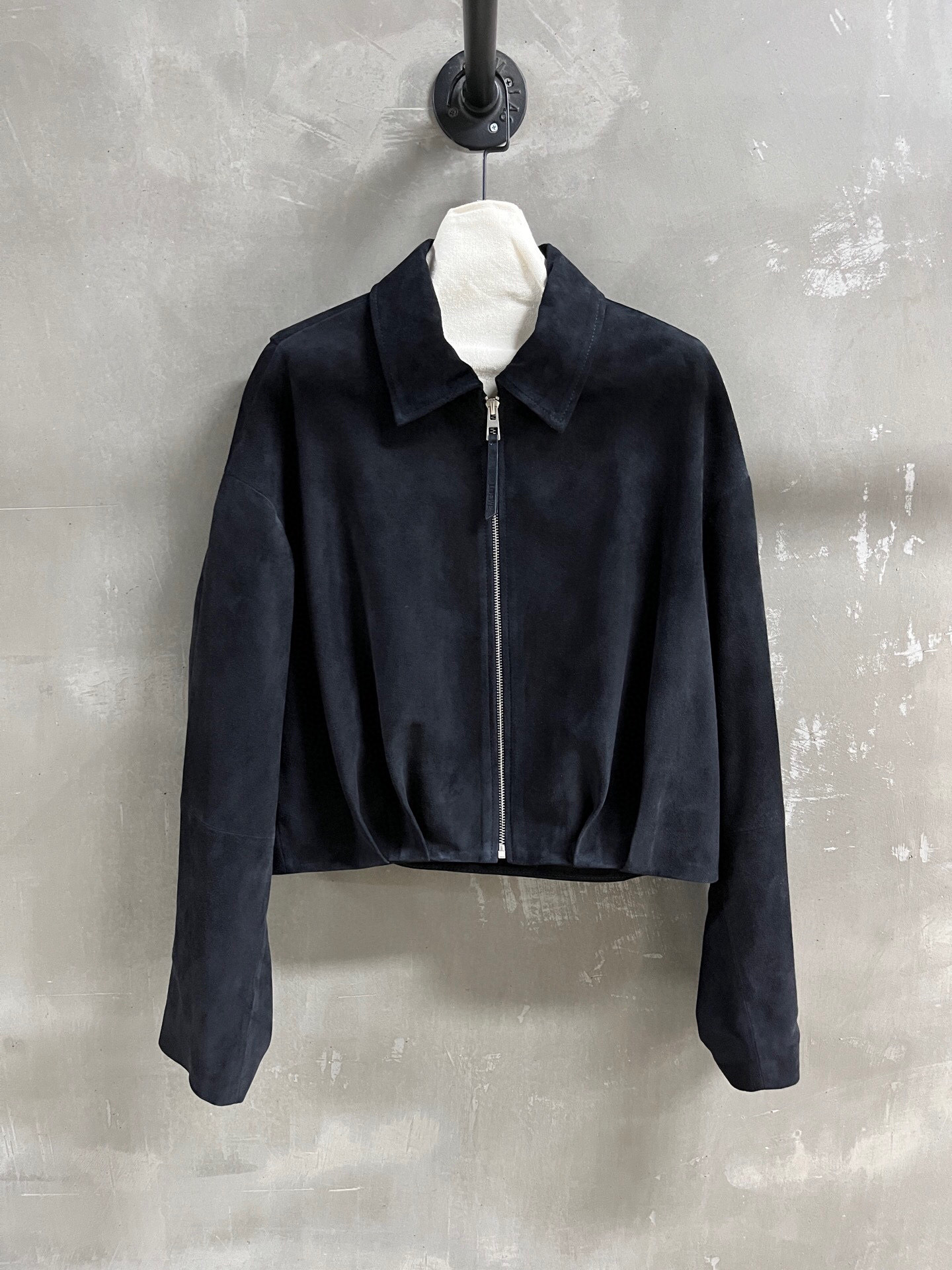 NO:781309,Introduction to Lo*we | 2026 Spring New Products The best leather clothing items of this season!  The style is versatile and fashionable!  - MATERIAL - Leather imported Turkish mixed cashmere size S-L M size bust 154 length 53 raglan sleeve length 76 price, Loewe-clothing, loewe, leather jacket,19860909Lo*we简介｜2026春装新品 本季度最佳皮衣单品！版型不挑人百搭又时髦！ - MATERIAL 材质 - 皮面进口土耳其混种羊绒 size Ｓ- L M码胸围154衣长53 连肩袖长76 price,罗意威-服装,loewe,leather jacket,,Women's clothing