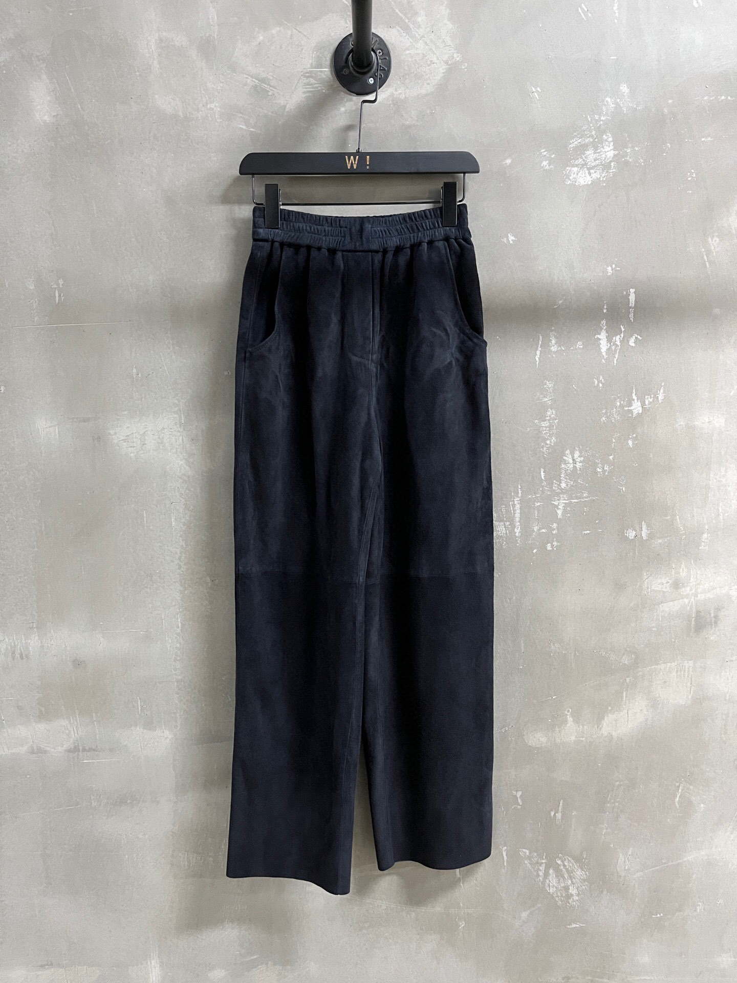 NO:781314,Introduction to Lo*we | 2026 Spring New Products The best leather pants of the season!  The style is versatile and fashionable!  - MATERIAL - Leather imported Turkish mixed cashmere size M-19860909Lo*we简介｜2026春装新品 本季度最佳皮裤单品！版型不挑人百搭又时髦！ - MATERIAL 材质 - 皮面进口土耳其混种羊绒 size M- XL M码松紧腰围66 臀围104 裤长100 price,罗意威-服装,loewe,,Women's clothing