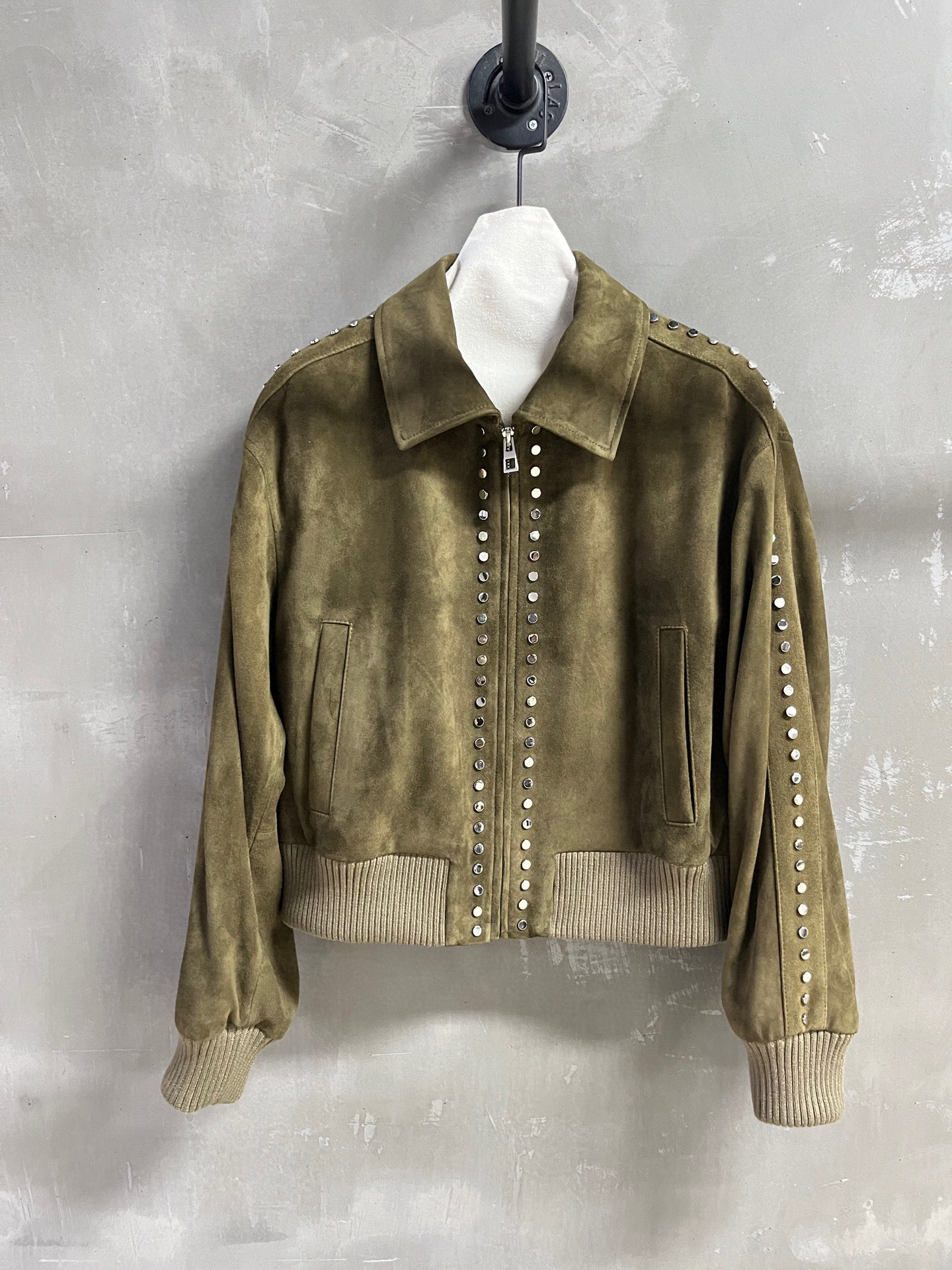 NO:868830,Introduction to Lo*we | 2026 Spring New Products The best leather clothing items of this season!  The style is versatile and fashionable!  - MATERIAL material - leather imported Turkish mixed lambskin size S-19860909Lo*we简介｜2026春装新品 本季度最佳皮衣单品！版型不挑人百搭又时髦！ - MATERIAL 材质 - 皮面进口土耳其混种小羊皮 size Ｓ- XL M码胸围112衣长53 肩宽51 袖长56 price,罗意威-服装,loewe,leather jacket,sheepskin,,Women's clothing