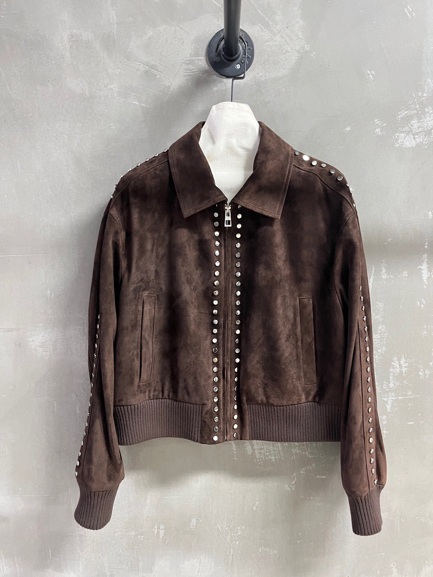 NO:924282,Introduction to Lo*we | 2026 Spring New Products The best leather clothing items of this season!  The style is versatile and fashionable!  - MATERIAL material - leather imported Turkish mixed lambskin size S-19860909Lo*we简介｜2026春装新品 本季度最佳皮衣单品！版型不挑人百搭又时髦！ - MATERIAL 材质 - 皮面进口土耳其混种小羊皮 size Ｓ- XL M码胸围112衣长53 肩宽51 袖长56 price,罗意威-服装,loewe,leather jacket,sheepskin,,Women's clothing