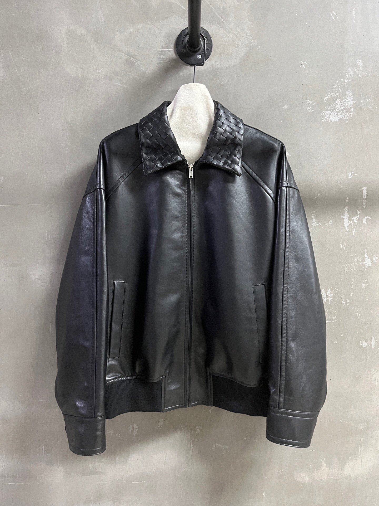 NO:868803,BV Introduction｜2026 Spring New Products The best outerwear item of the season!  Original custom-made hand-woven leather collar, loose fit, versatile and fashionable!  Same style for men and women - MATERIAL material - leather imported New Zealand lambskin sizeS-19860909BV简介｜2026春装新品 本季度最佳外套单品！原版订制 手工编织皮领 宽松版型不挑人百搭又时髦！男女同款 - MATERIAL 材质 - 皮面进口新西兰小羊皮 sizeS- XL M码胸围126衣长66肩宽61袖长55 price,葆蝶家-服装,bottega veneta,bottega veneta,jackets & coats,sheepskin,,Women's clothing