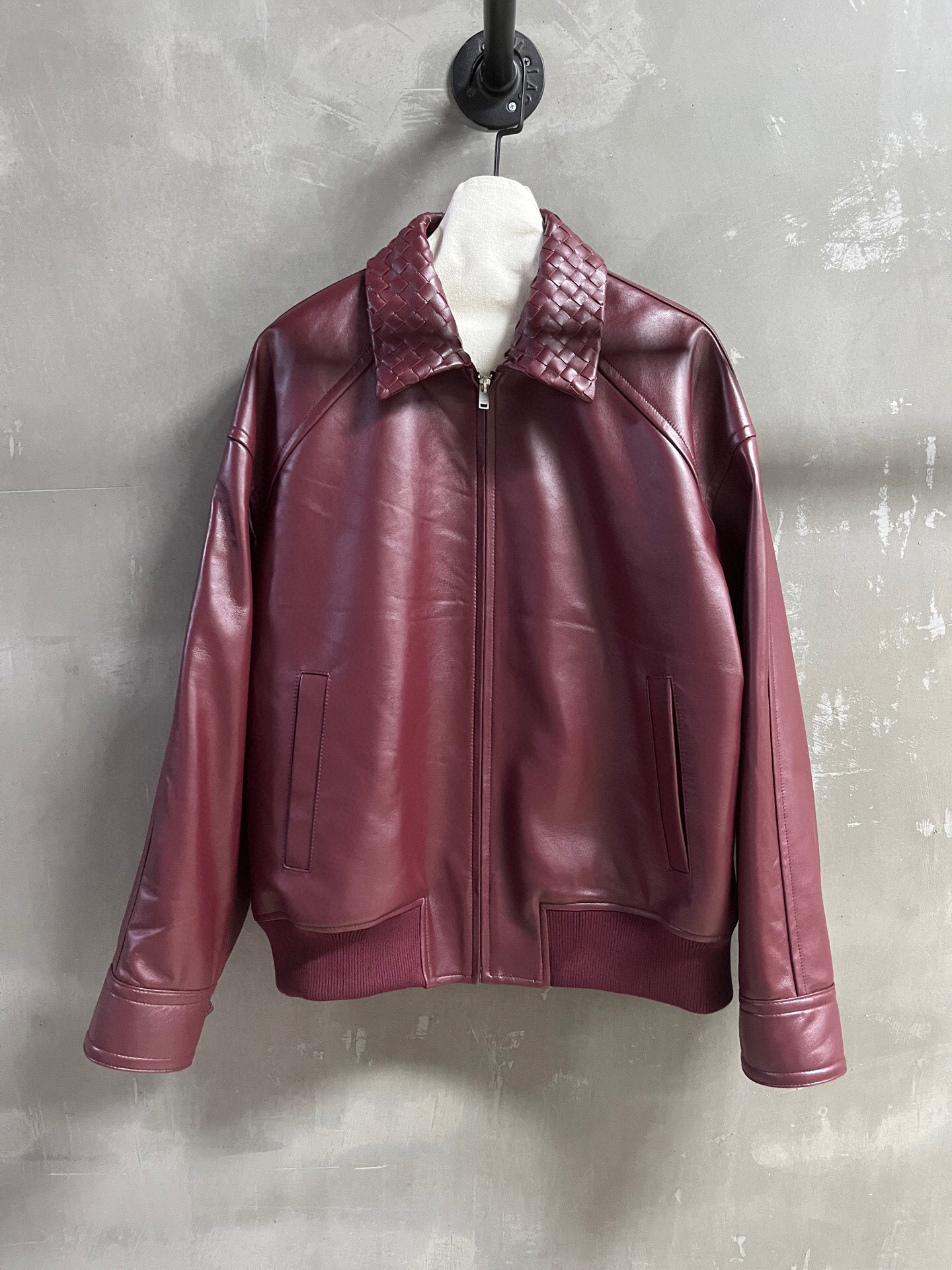 NO:868787,BV Introduction｜2026 Spring New Products The best outerwear item of the season!  Original custom-made hand-woven leather collar, loose fit, versatile and fashionable!  Same style for men and women - MATERIAL material - leather imported New Zealand lambskin sizeS-19860909BV简介｜2026春装新品 本季度最佳外套单品！原版订制 手工编织皮领 宽松版型不挑人百搭又时髦！男女同款 - MATERIAL 材质 - 皮面进口新西兰小羊皮 sizeS- XL M码胸围126衣长66肩宽61袖长55 price,葆蝶家-服装,bottega veneta,bottega veneta,jackets & coats,sheepskin,,Women's clothing