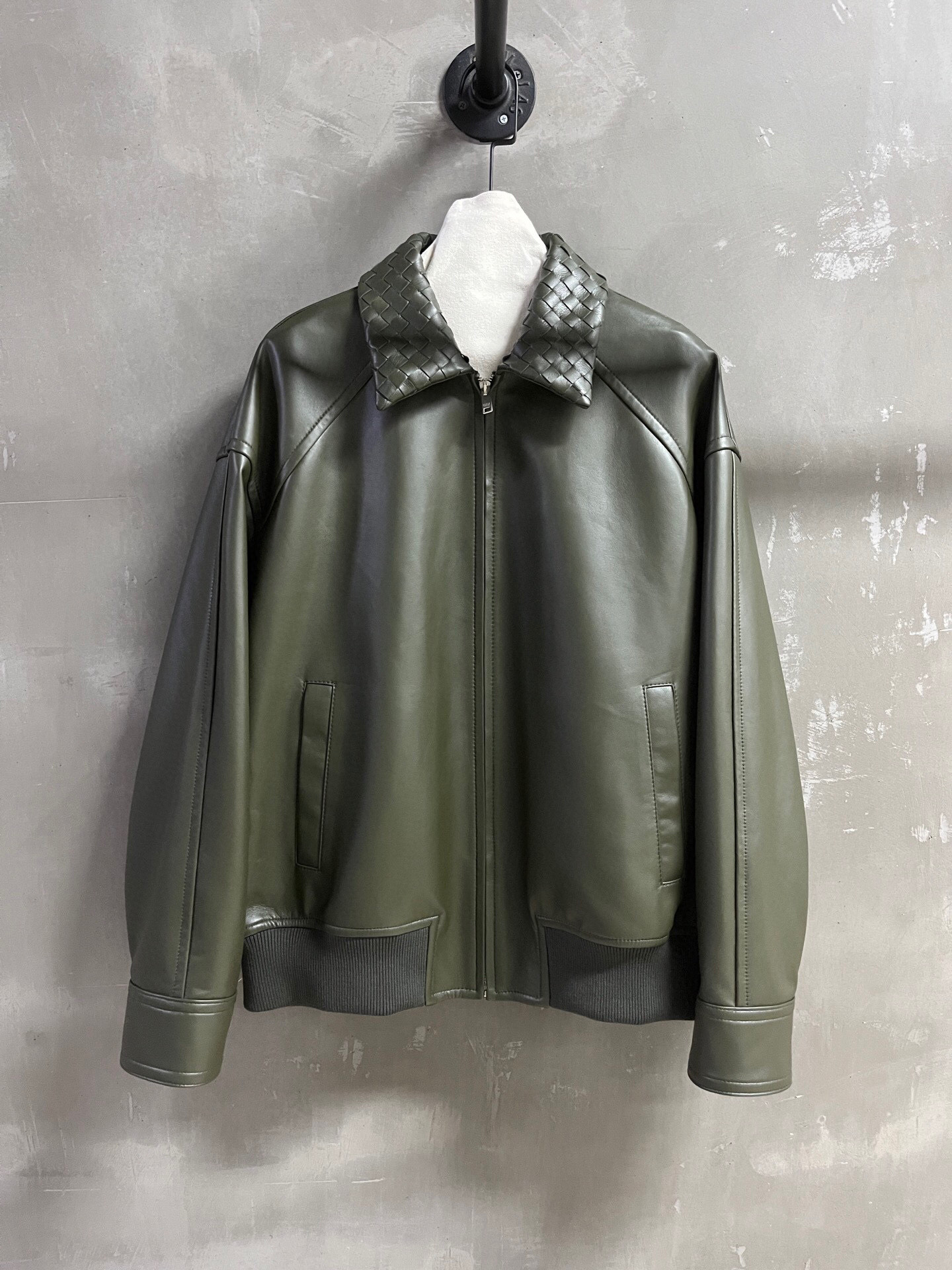 NO:782657,BV Introduction｜2026 Spring New Products The best outerwear item of the season!  Original custom-made hand-woven leather collar, loose fit, versatile and fashionable!  Same style for men and women - MATERIAL material - leather imported New Zealand lambskin sizeS-19860909BV简介｜2026春装新品 本季度最佳外套单品！原版订制 手工编织皮领 宽松版型不挑人百搭又时髦！男女同款 - MATERIAL 材质 - 皮面进口新西兰小羊皮 sizeS- XL M码胸围126衣长66肩宽61袖长55 price,葆蝶家-服装,bottega veneta,bottega veneta,jackets & coats,sheepskin,,Women's clothing