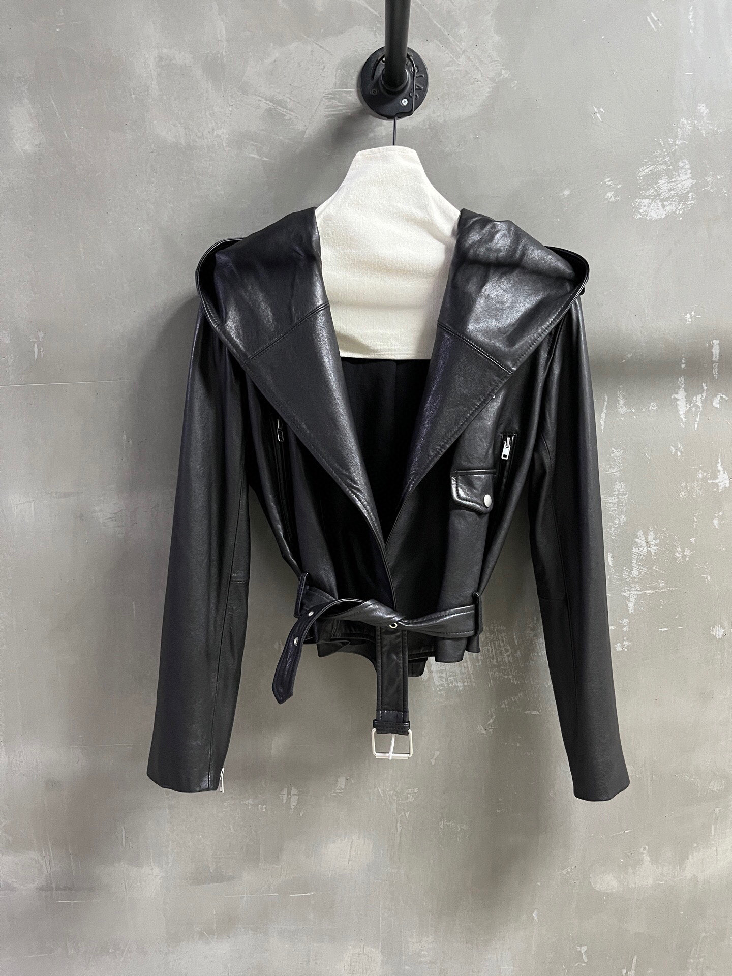 NO:782663,ALAA Introduction | 2026 Spring New Products The best leather clothing items this season!  Original custom-made classic hooded design, versatile and fashionable style!  - MATERIAL - Leather imported Turkish vegetable tanned sheepskin sizeS- L M size bust 116 length 55 shoulder width 49 sleeve length 59 price, women's clothing, leather jacket, sheepskin, hats,19860909ALAA简介｜2026春装新品 本季度最佳皮衣单品！原版订制 经典连帽设计 版型不挑人百搭又时髦！ - MATERIAL 材质 - 皮面进口土耳其植鞣羊皮 sizeS- L M码胸围116 衣长55 肩宽49 袖长59 price,女装,leather jacket,sheepskin,hats,,Women's clothing