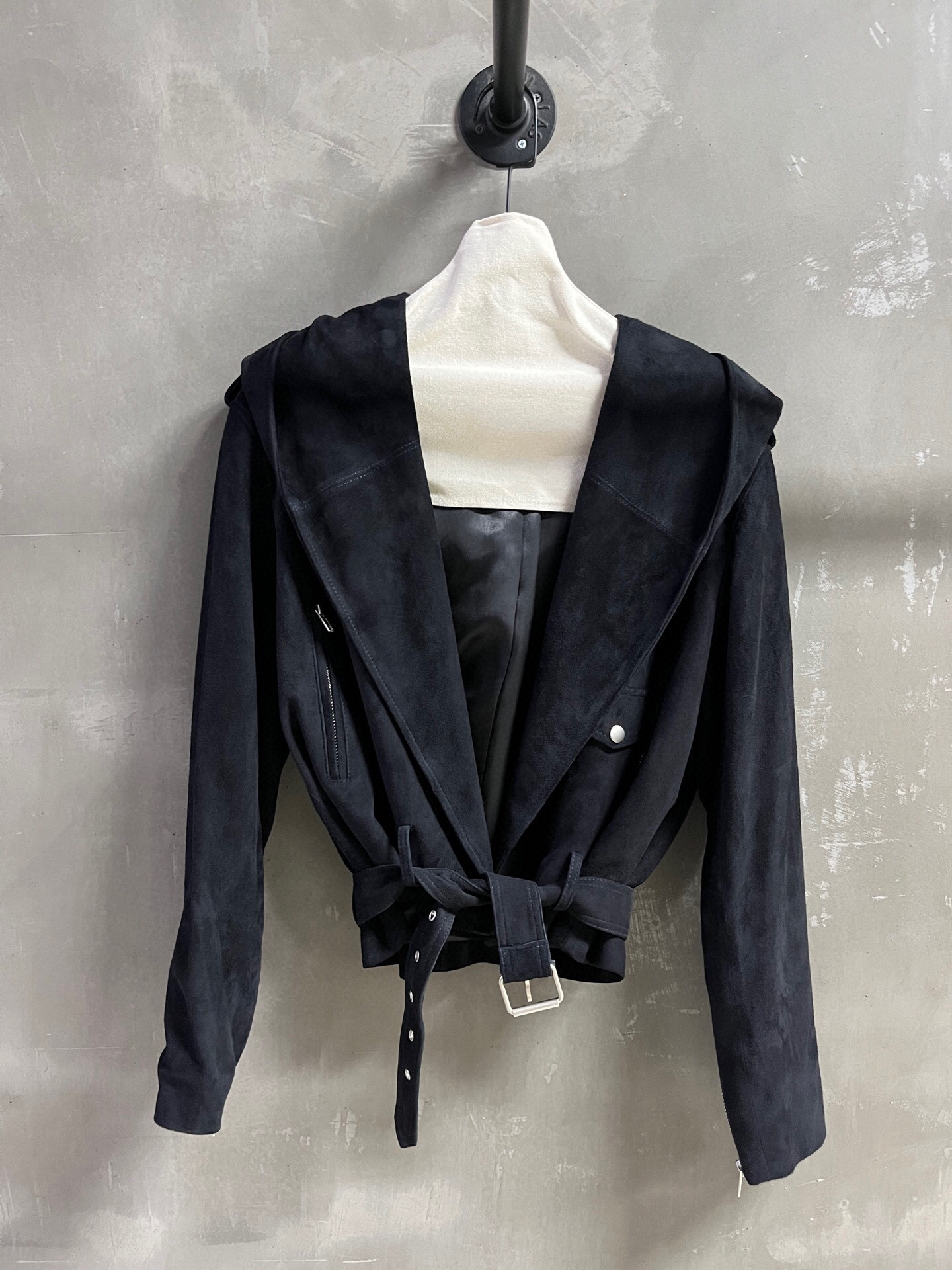 NO:868749,ALAA Introduction | 2026 Spring New Products The best leather clothing items this season!  Original custom-made classic hooded design, versatile and fashionable style!  - MATERIAL Material - leather imported Turkish mixed cashmere surface sizeS- L M size bust 116 length 55 shoulder width 49 sleeve length 59 price, women's clothing, leather jacket, hats,19860909ALAA简介｜2026春装新品 本季度最佳皮衣单品！原版订制 经典连帽设计 版型不挑人百搭又时髦！ - MATERIAL 材质 - 皮面进口土耳其混种羊绒面 sizeS- L M码胸围116 衣长55 肩宽49 袖长59 price,女装,leather jacket,hats,,Women's clothing