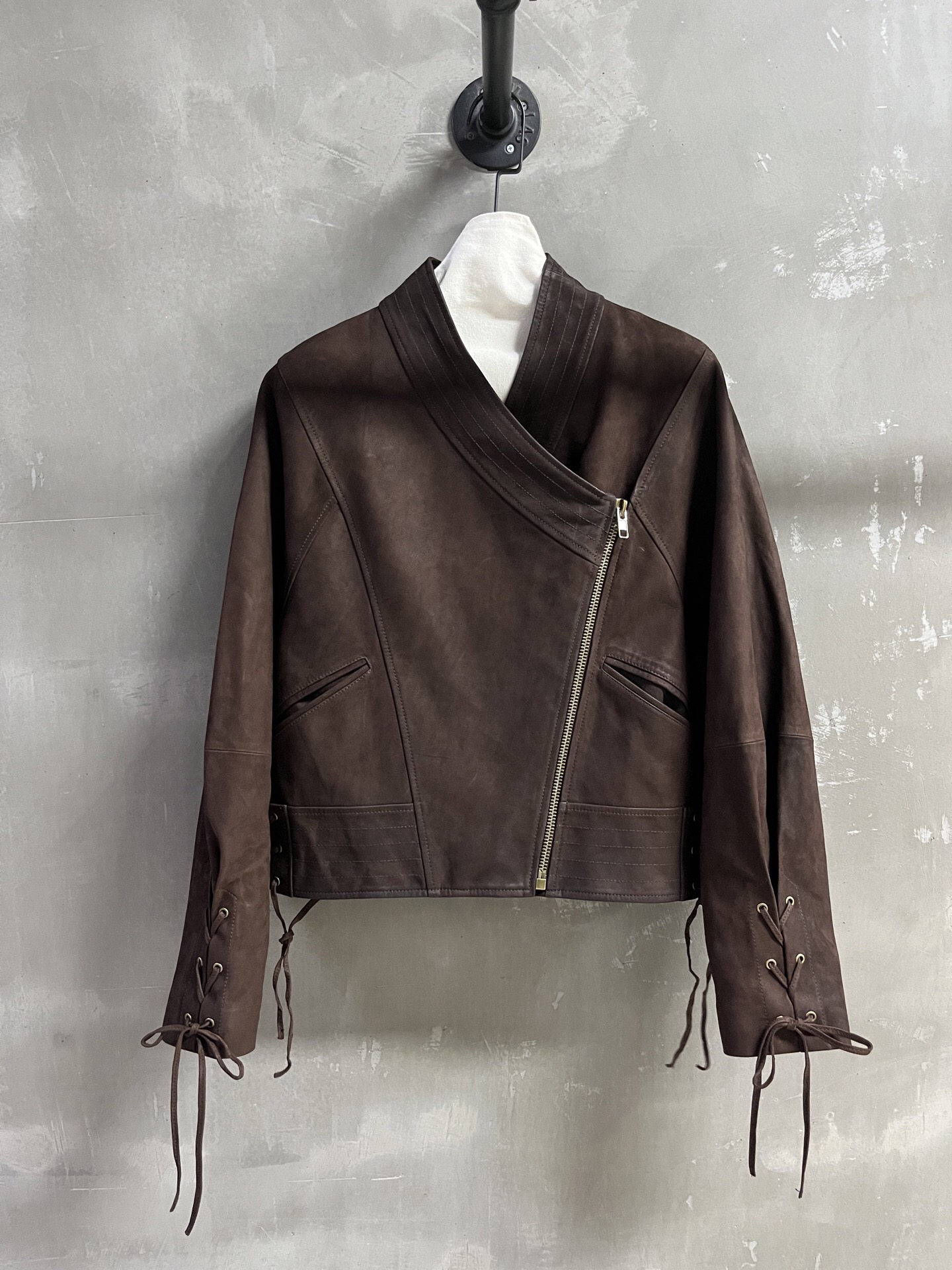 NO:783445,Introduction to ISABEL MARANT｜2026 Spring New Products The best leather clothing items this season!  The loose fit is versatile and fashionable!  Retro old money is full of high-end feeling!  - MATERIAL - Leather imported Turkish goat genuine velvet oil wax leather size M-19860909ISABEL MARANT简介｜2026春装新品 本季度最佳皮衣单品！宽松版型不挑人百搭又时髦！复古老钱高级感十足！ - MATERIAL 材质 - 皮面进口土耳其山羊正绒油蜡皮 size M- XL M码胸围116 衣长54 肩宽40 袖长63,女装,leather jacket,,Women's clothing