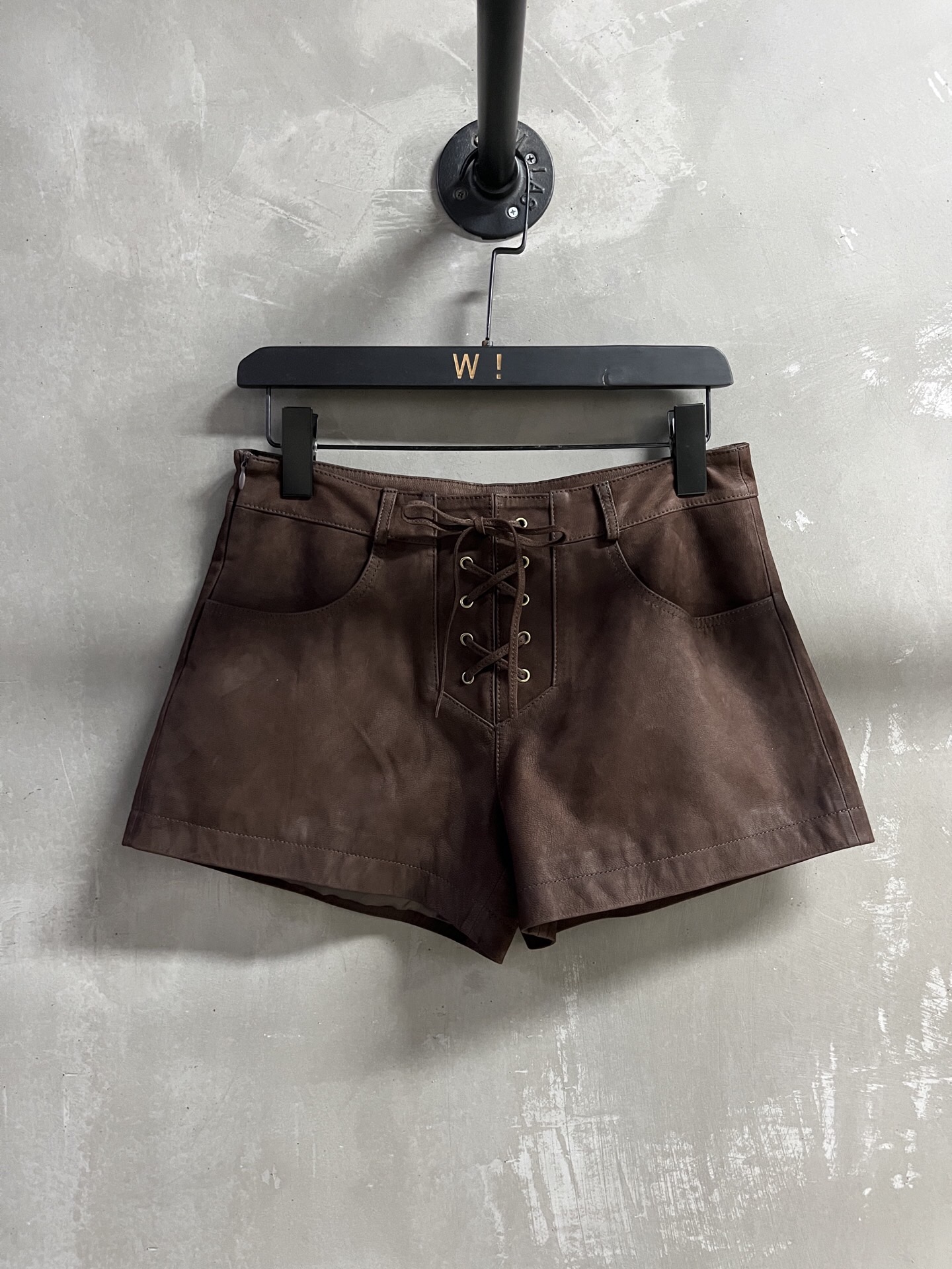 NO:783460,Introduction to ISABEL MARANT | 2026 Spring New Products The best shorts item of the season!  The low-waisted version is versatile and fashionable!  Retro old money is full of high-end feeling!  - MATERIAL - Leather imported Turkish goat genuine velvet oil wax leather size M-19860909ISABEL MARANT简介｜2026春装新品 本季度最佳短裤单品！低腰版型不挑人百搭又时髦！复古老钱高级感十足！ - MATERIAL 材质 - 皮面进口土耳其山羊正绒油蜡皮 size M- XL M码腰围72 裤长33 臀围94,女装,shorts,,Women's clothing