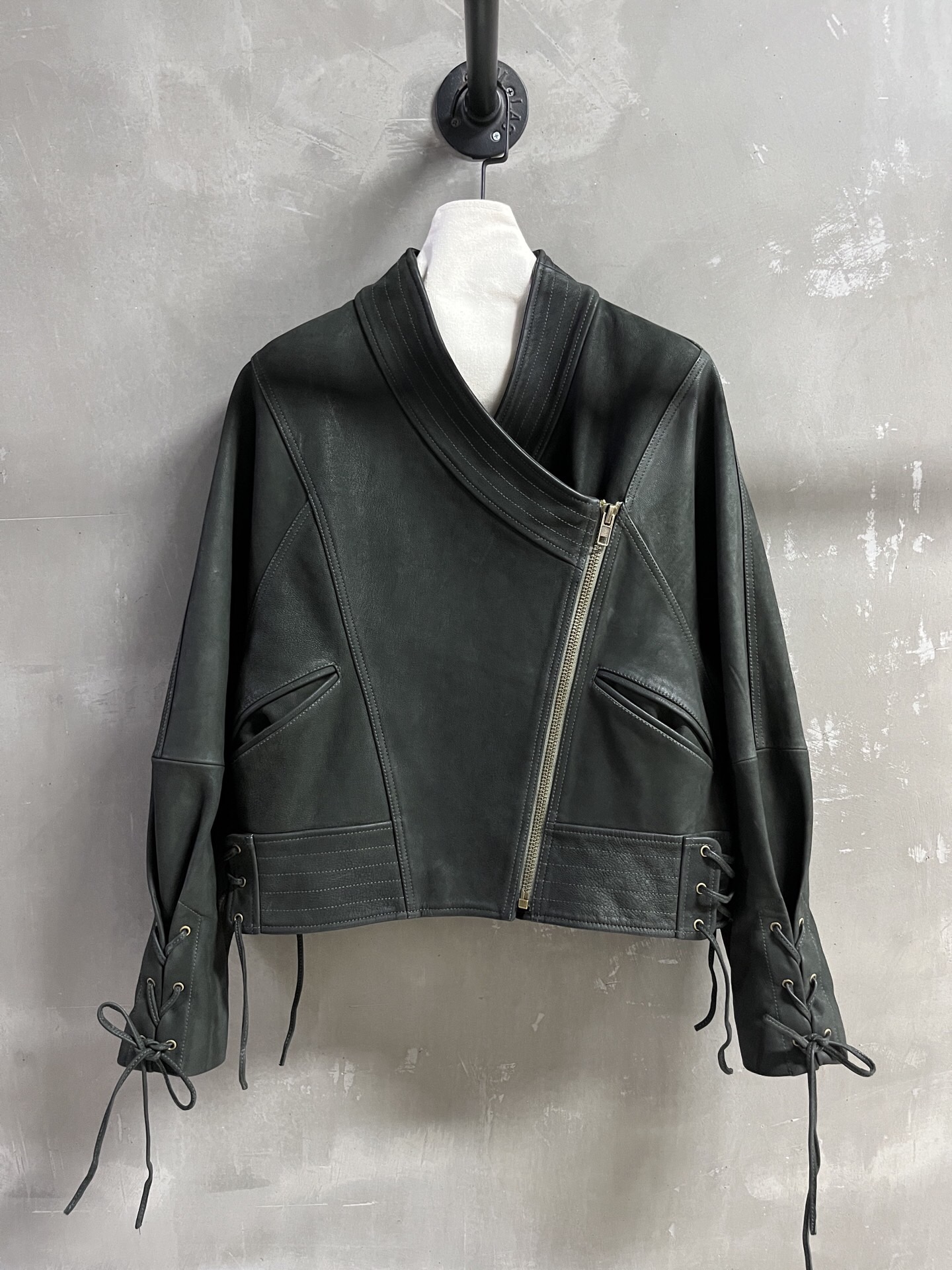 NO:783471,Introduction to ISABEL MARANT｜2026 Spring New Products The best leather clothing items this season!  The loose fit is versatile and fashionable!  Retro old money is full of high-end feeling!  - MATERIAL - Leather imported Turkish goat genuine velvet oil wax leather size M-19860909ISABEL MARANT简介｜2026春装新品 本季度最佳皮衣单品！宽松版型不挑人百搭又时髦！复古老钱高级感十足！ - MATERIAL 材质 - 皮面进口土耳其山羊正绒油蜡皮 size M- XL M码胸围116 衣长54 肩宽40 袖长63,女装,leather jacket,,Women's clothing