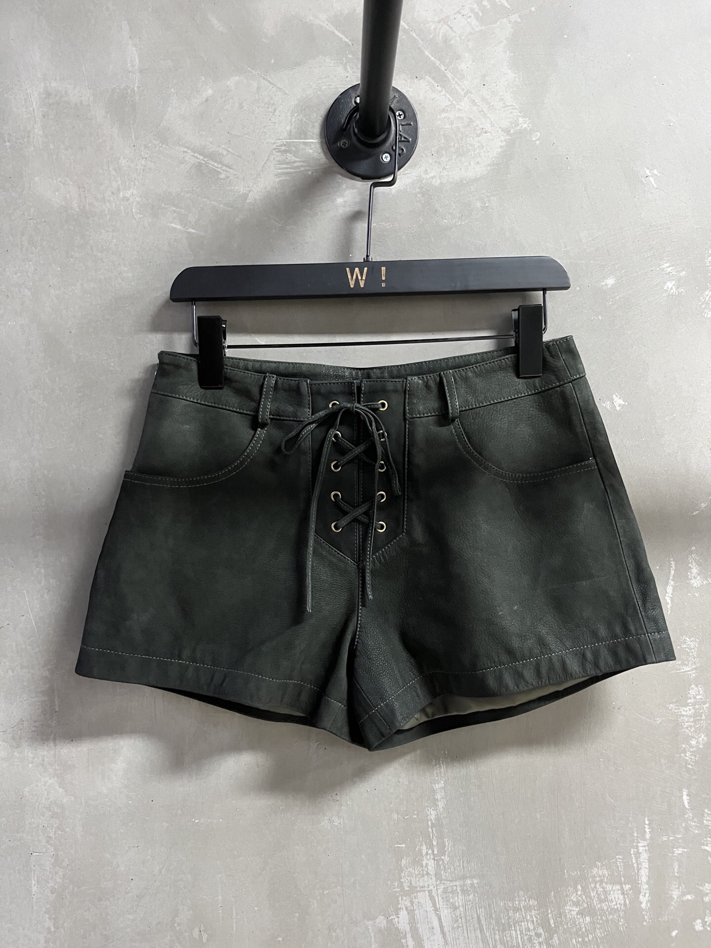 NO:783480,Introduction to ISABEL MARANT | 2026 Spring New Products The best shorts item of the season!  The low-waisted version is versatile and fashionable!  Retro old money is full of high-end feeling!  - MATERIAL - Leather imported Turkish goat genuine velvet oil wax leather size M-19860909ISABEL MARANT简介｜2026春装新品 本季度最佳短裤单品！低腰版型不挑人百搭又时髦！复古老钱高级感十足！ - MATERIAL 材质 - 皮面进口土耳其山羊正绒油蜡皮 size M- XL M码腰围72 裤长33 臀围94,女装,shorts,,Women's clothing