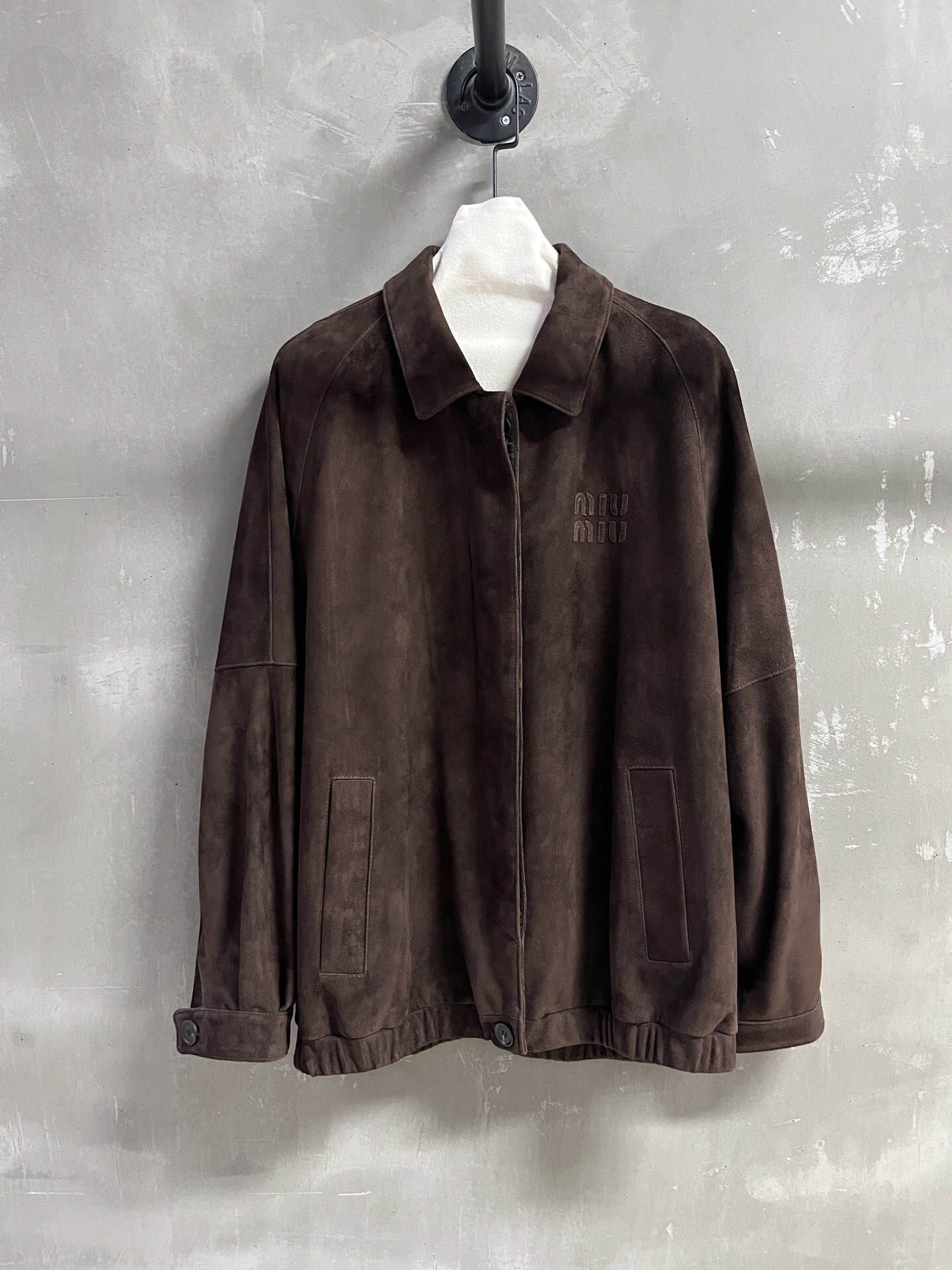 NO:868597,Introduction to MiuM*u | 2026 Spring New Products The best outerwear item of the season!  Original custom-made, sweet and cool retro style, easy-to-match and fashionable version!  - MATERIAL Material - Leather imported mixed breed sheep suede sizeＳ- L19860909MiuM*u简介｜2026春装新品 本季度最佳外套单品！原版订制 甜酷风复古气质,版型不挑人百搭又时髦！ - MATERIAL 材质 - 皮面进口混种羊反绒 sizeＳ- L M码胸围128 衣长70 连肩袖长75,缪缪-服装,miumiu,jackets & coats,,Women's clothing