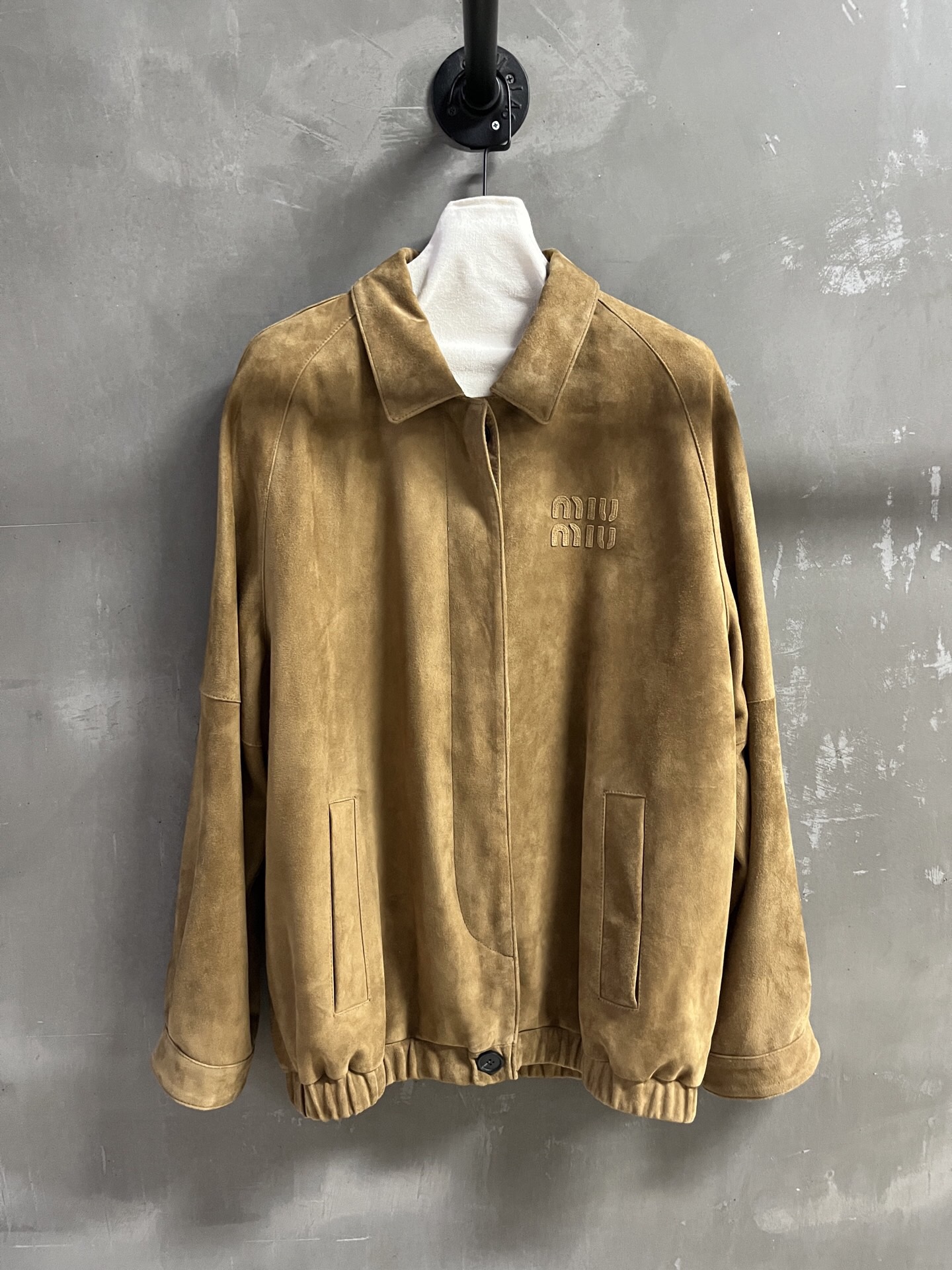 NO:868572,Introduction to MiuM*u | 2026 Spring New Products The best outerwear item of the season!  Original custom-made, sweet and cool retro style, easy-to-match and fashionable version!  - MATERIAL Material - Leather imported mixed breed sheep suede sizeＳ- L19860909MiuM*u简介｜2026春装新品 本季度最佳外套单品！原版订制 甜酷风复古气质,版型不挑人百搭又时髦！ - MATERIAL 材质 - 皮面进口混种羊反绒 sizeＳ- L M码胸围128 衣长70 连肩袖长75,缪缪-服装,miumiu,jackets & coats,,Women's clothing