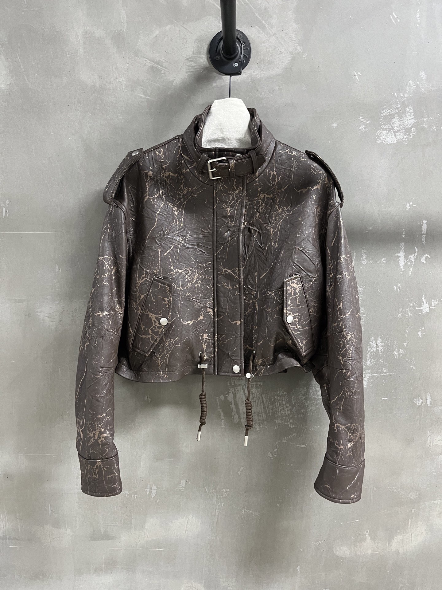 NO:818142,Introduction to MiuM*u | 2026 Spring New Products The best outerwear item of the season!  Original custom-made, sweet and cool retro style, easy-to-match and fashionable version!  - MATERIAL Material - Leather imported wrinkled lightning lambskin size S- L19860909MiuM*u简介｜2026春装新品 本季度最佳外套单品！原版订制 甜酷风复古气质,版型不挑人百搭又时髦！ - MATERIAL 材质 - 皮面进口抓皱闪电小羊皮 sizeＳ- L M码胸围110 衣长46 肩宽52 袖长54,缪缪-服装,miumiu,jackets & coats,sheepskin,,Women's clothing