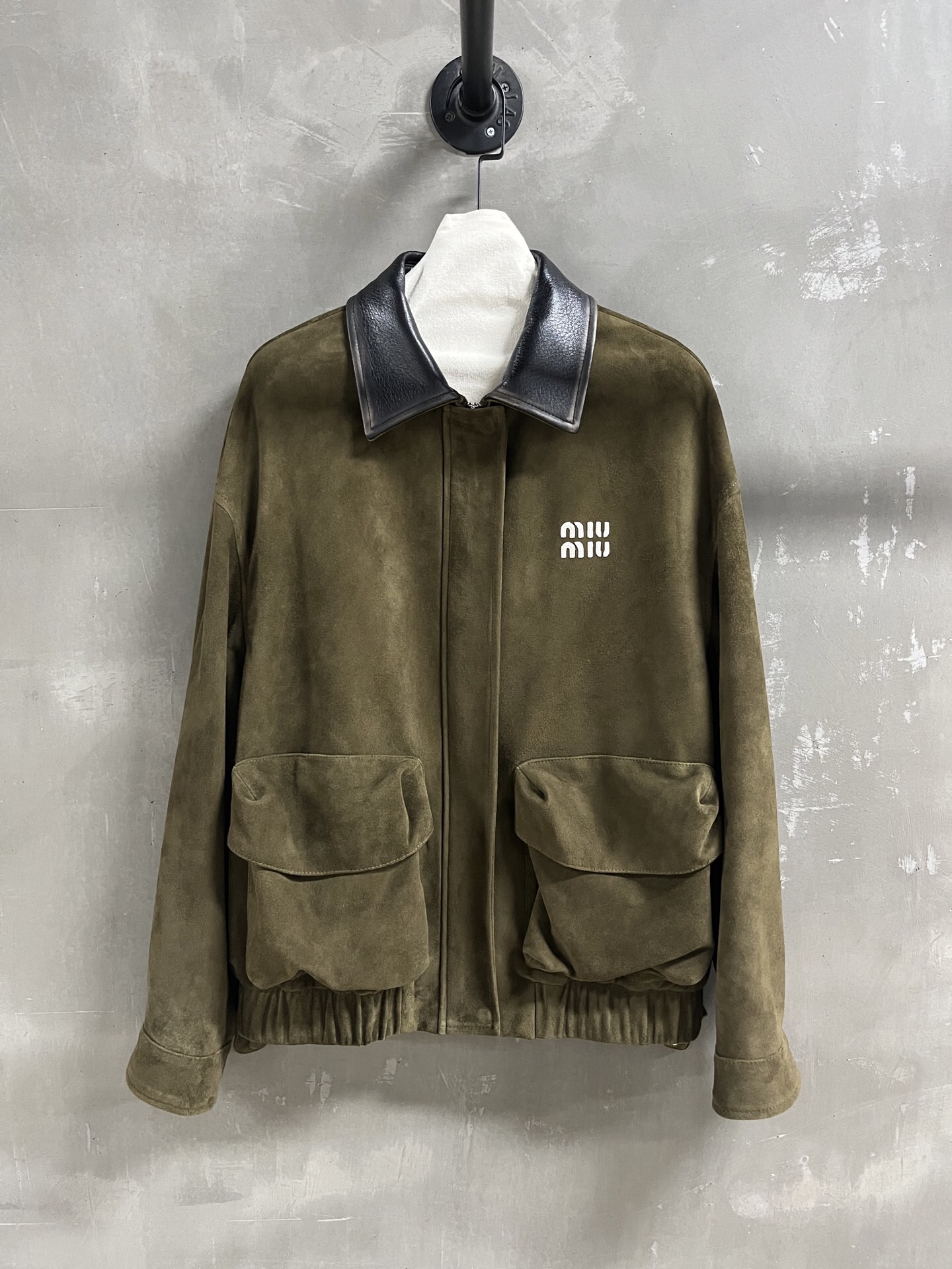NO:868588,Introduction to MiuM*u | 2026 Spring New Products The best outerwear item of the season!  Original custom-made, sweet and cool retro style, easy-to-match and fashionable version!  - MATERIAL - Leather imported mixed breed sheep suede goatskin color rub size S- L M size bust 116 length 65 shoulder width 58 sleeve length 56 price, Miumiu-clothing, miumiu, jackets & coats, sheepskin,19860909MiuM*u简介｜2026春装新品 本季度最佳外套单品！原版订制 甜酷风复古气质,版型不挑人百搭又时髦！ - MATERIAL 材质 - 皮面进口混种羊反绒山羊皮擦色 sizeＳ- L M码胸围116 衣长65 肩宽58 袖长56 price,缪缪-服装,miumiu,jackets & coats,sheepskin,,Women's clothing