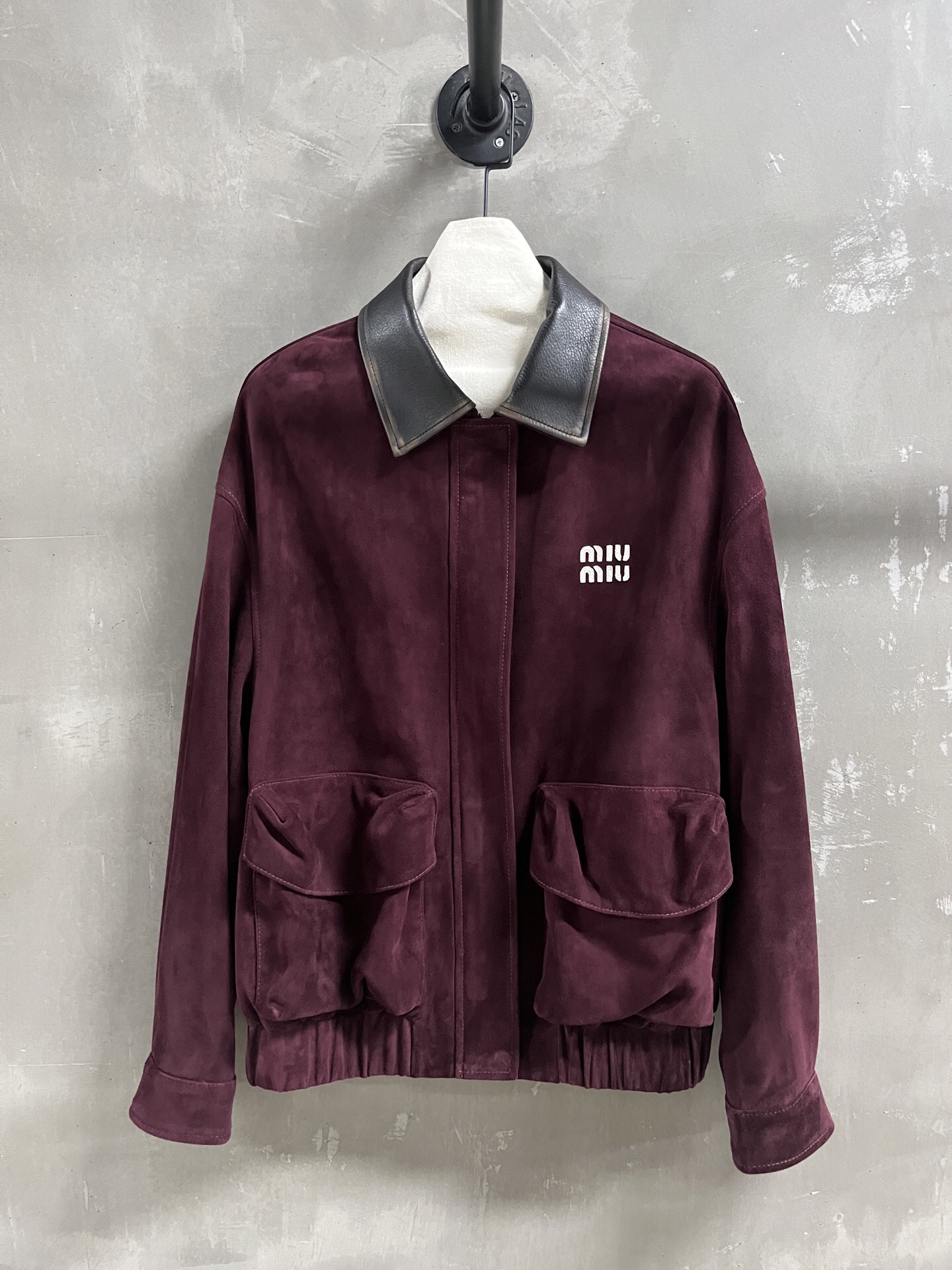 NO:889892,Introduction to MiuM*u | 2026 Spring New Products The best outerwear item of the season!  Original custom-made, sweet and cool retro style, easy-to-match and fashionable version!  - MATERIAL - Leather imported mixed breed sheep suede goatskin color rub size S- L M size bust 116 length 65 shoulder width 58 sleeve length 56 price, Miumiu-clothing, miumiu, jackets & coats, sheepskin,19860909MiuM*u简介｜2026春装新品 本季度最佳外套单品！原版订制 甜酷风复古气质,版型不挑人百搭又时髦！ - MATERIAL 材质 - 皮面进口混种羊反绒山羊皮擦色 sizeＳ- L M码胸围116 衣长65 肩宽58 袖长56 price,缪缪-服装,miumiu,jackets & coats,sheepskin,,Women's clothing