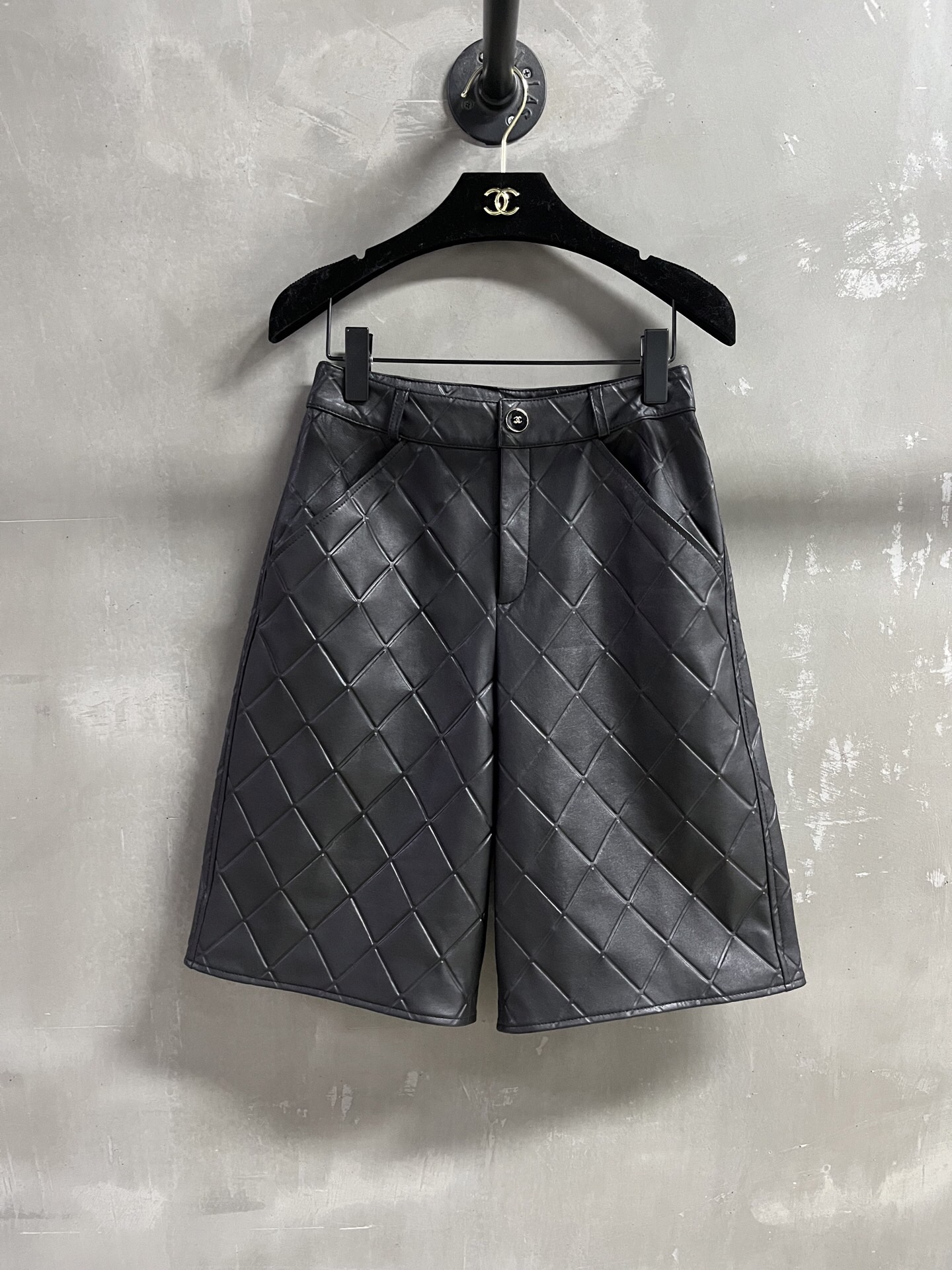 NO:820367,Introduction to Chan*l | 2026 Spring New Products The best mid-pants item of the season!  Open the mold to customize the classic Chanel diamond-shaped pattern, which is versatile and fashionable!  - MATERIAL - Leather imported Turkish ultra-thin vegetable tanned sheepskin, inner fabric 97 cotton 3 spandex size S-19860909Chan*l简介｜2026春装新品 本季度最佳中裤单品！开模订制经典香奈儿菱形格版型不挑人百搭又时髦！ - MATERIAL 材质 - 皮面进口土耳其超薄植鞣羊皮 内里面料97棉3氨纶 size Ｓ- XL M码腰围68 臀围94 裤长58,香奈儿-服装,chanel,chanel,sheepskin,,Women's clothing