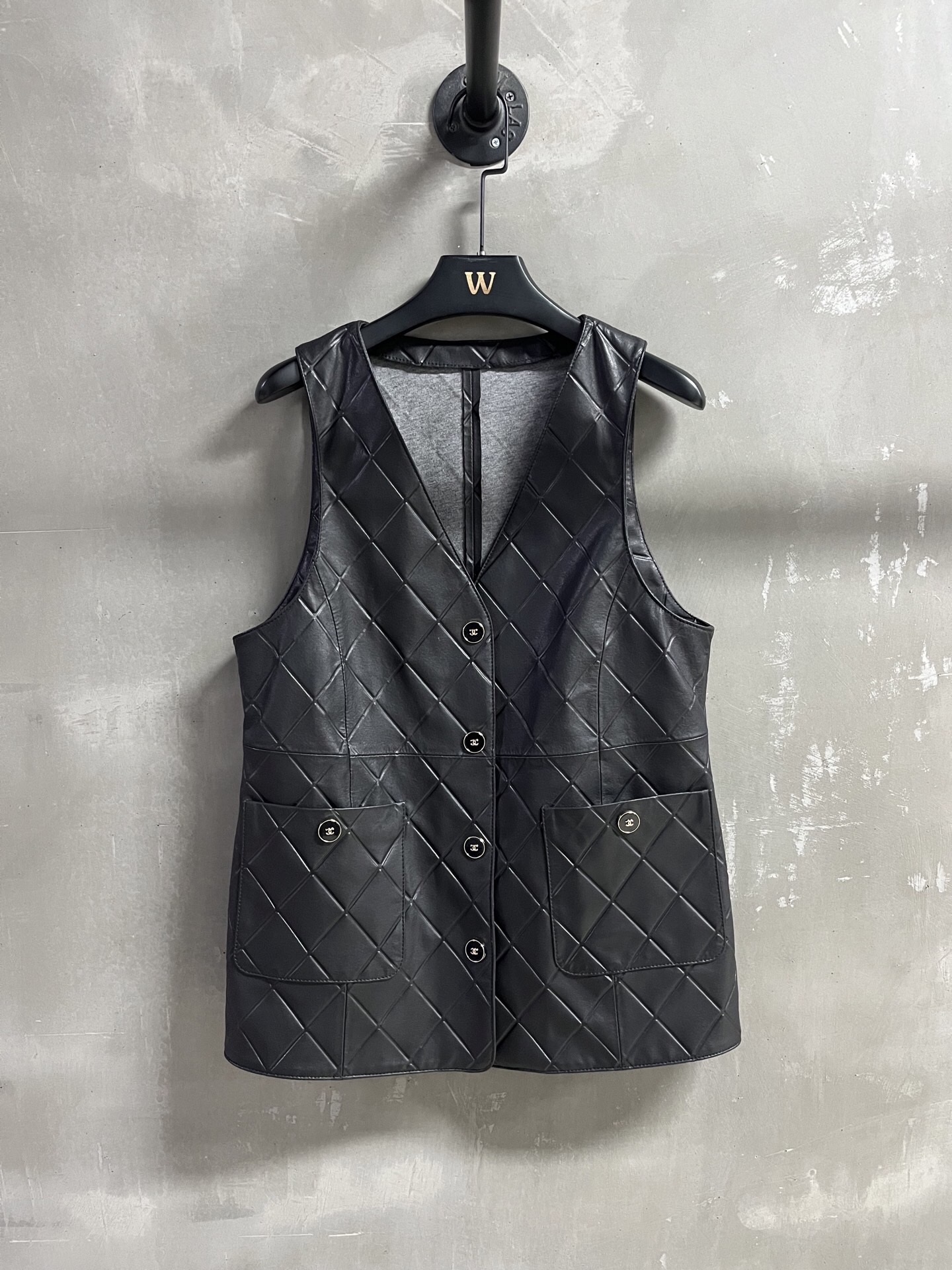 NO:820388,Introduction to Chan*l｜2026 Spring New Products The best vest item of this season!  Open the mold to customize the classic Chanel diamond-shaped pattern, which is versatile and fashionable!  - MATERIAL Material - Leather imported Turkish ultra-thin vegetable tanned sheepskin, inner fabric 97 cotton 3 spandex size S-19860909Chan*l简介｜2026春装新品 本季度最佳马甲单品！开模订制经典香奈儿菱形格版型不挑人百搭又时髦！ - MATERIAL 材质 - 皮面进口土耳其超薄植鞣羊皮 内里面料97棉3氨纶 size Ｓ- XL M码胸围94 肩宽32衣长63,香奈儿-服装,chanel,chanel,sheepskin,,Women's clothing