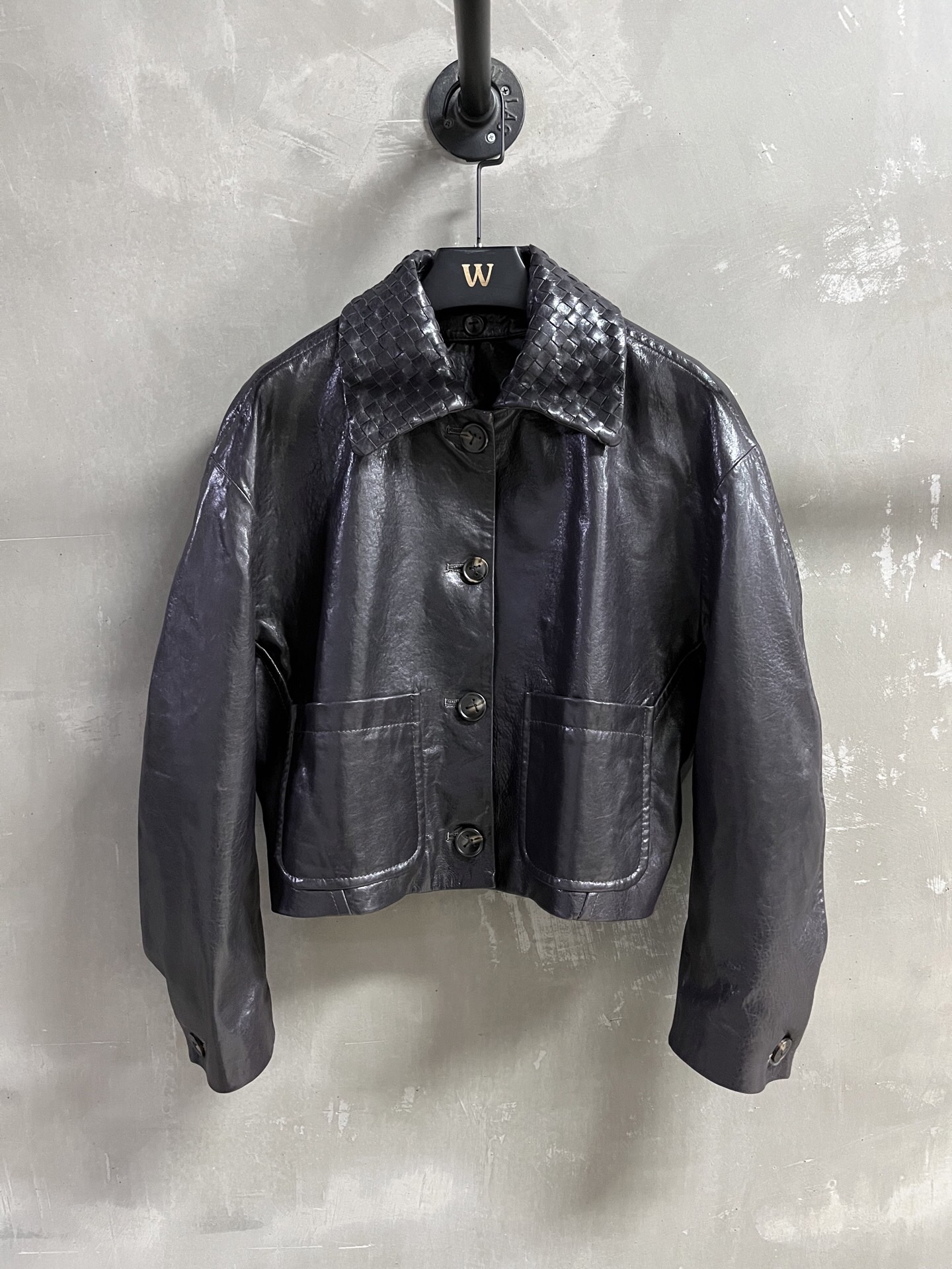 NO:868470,Introduction to Bottega V*neta | 2026 Spring New Products The best outerwear item of the season!  The retro braided leather collar design is versatile and fashionable!  - MATERIAL material - leather imported Turkish waxed sheepskin size S-19860909BottegaV*neta简介｜2026春装新品 本季度最佳外套单品！复古编织皮领设计版型不挑人百搭又时髦！ - MATERIAL 材质 - 皮面进口土耳其油蜡羊皮 size S- XL M码胸围120衣长51肩宽55袖长54,葆蝶家-服装,bottega veneta,bottega veneta,jackets & coats,sheepskin,,Women's clothing