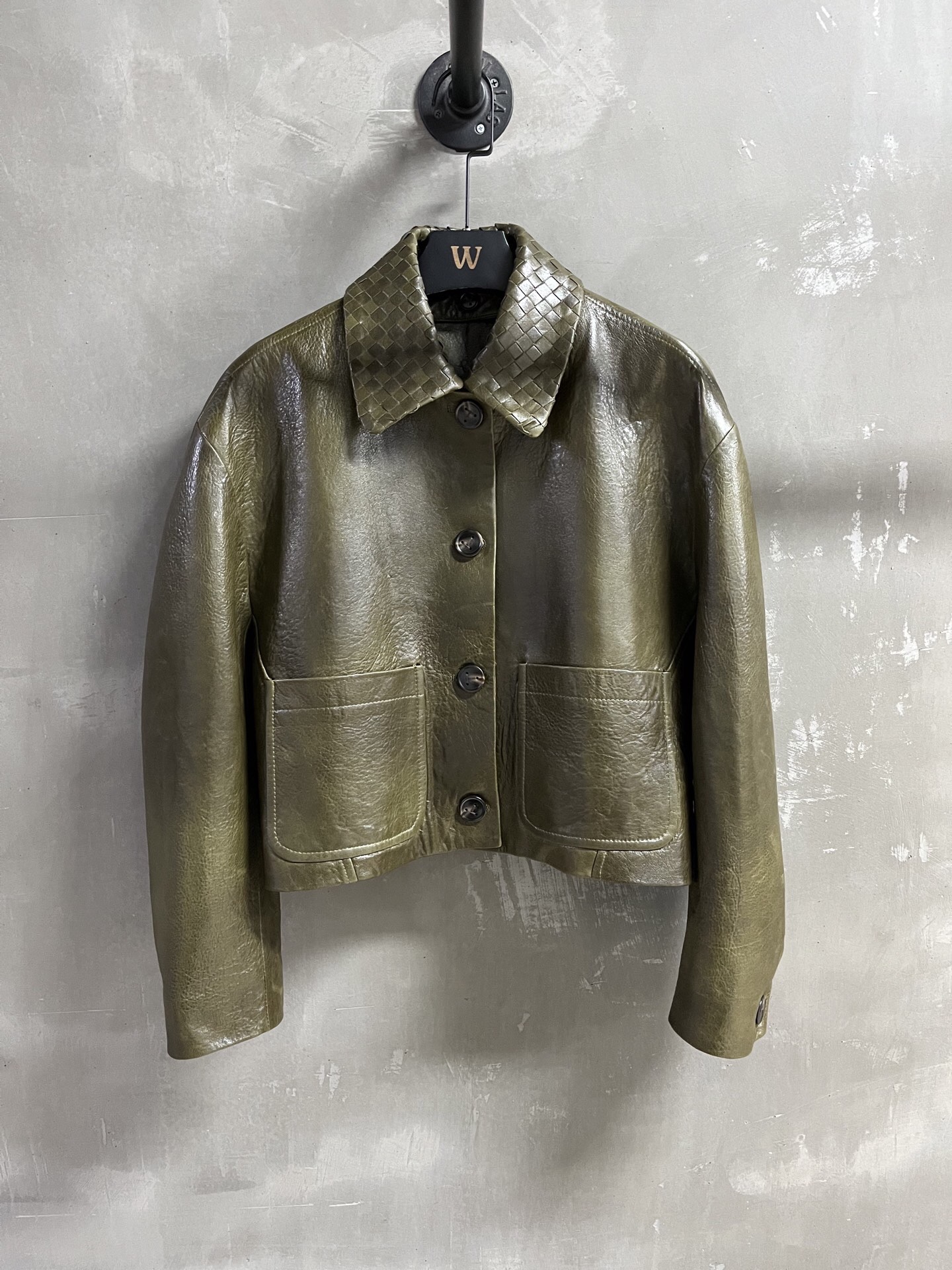 NO:820503,Introduction to Bottega V*neta | 2026 Spring New Products The best outerwear item of the season!  The retro braided leather collar design is versatile and fashionable!  - MATERIAL material - leather imported Turkish waxed sheepskin size S-19860909BottegaV*neta简介｜2026春装新品 本季度最佳外套单品！复古编织皮领设计版型不挑人百搭又时髦！ - MATERIAL 材质 - 皮面进口土耳其油蜡羊皮 size S- XL M码胸围120衣长51肩宽55袖长54,葆蝶家-服装,bottega veneta,bottega veneta,jackets & coats,sheepskin,,Women's clothing
