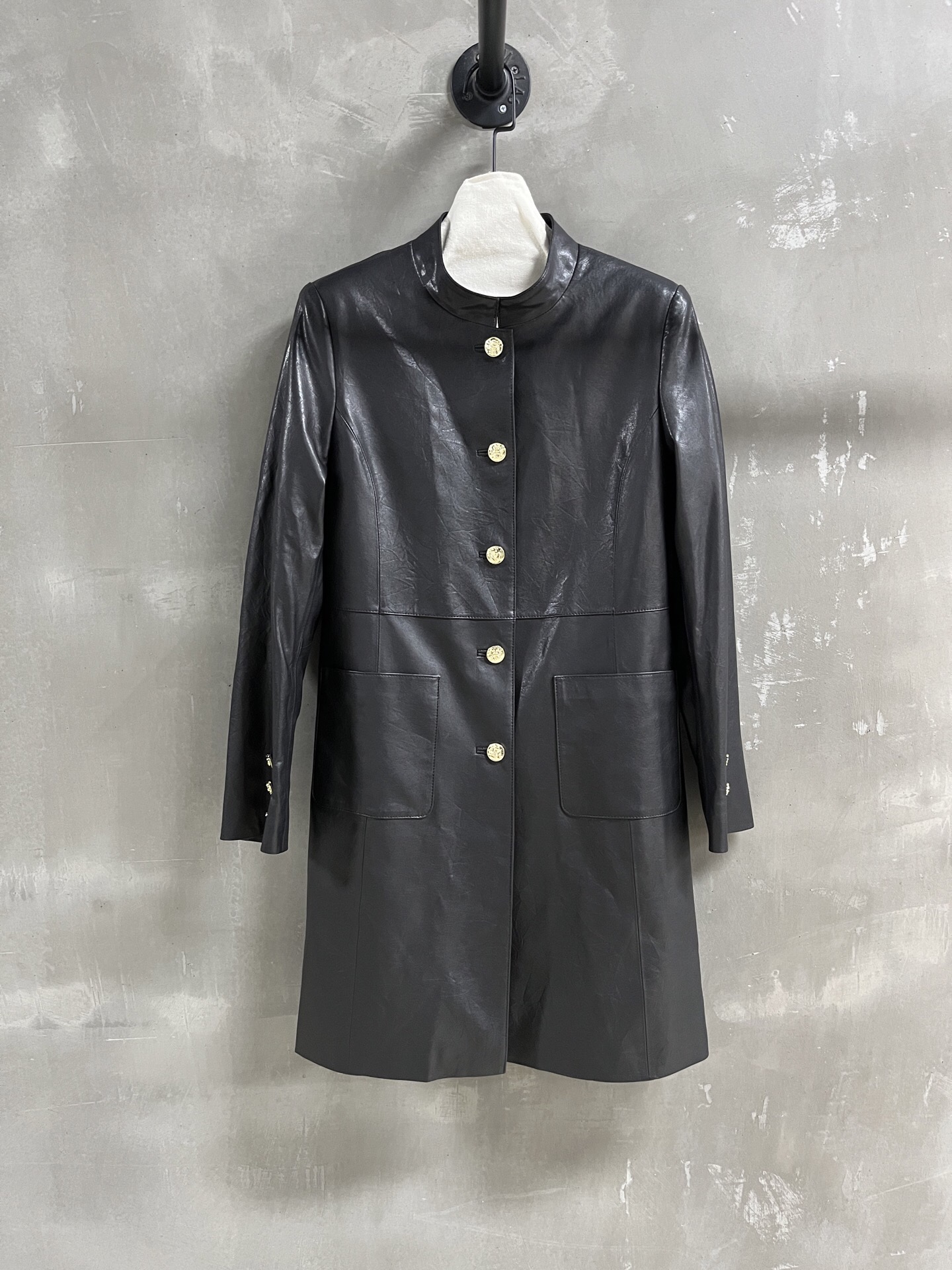 NO:820505,Introduction to Chan*l | 2026 Spring New Products The best outerwear item of the season!  Classic Chanel design, easy-to-match style, versatile and fashionable!  The neat tailoring and exquisite buttons make the leather jacket no longer monotonous. Customized camellia lining!  - MATERIAL Material - Leather imported Turkish wrinkled ultra-thin vegetable tanned leather size S-19860909Chan*l简介｜2026春装新品 本季度最佳外套单品！经典香奈儿设计 版型不挑人百搭又时髦！利落裁剪的同时穿插精美绝伦扣子让皮衣不再单调 定制山茶花里衬！ - MATERIAL 材质 - 皮面进口土耳其抓皱超薄植鞣皮 size Ｓ- XL M码胸围96 衣长87 肩宽40 袖长59,香奈儿-服装,chanel,chanel,jackets & coats,leather jacket,,Women's clothing
