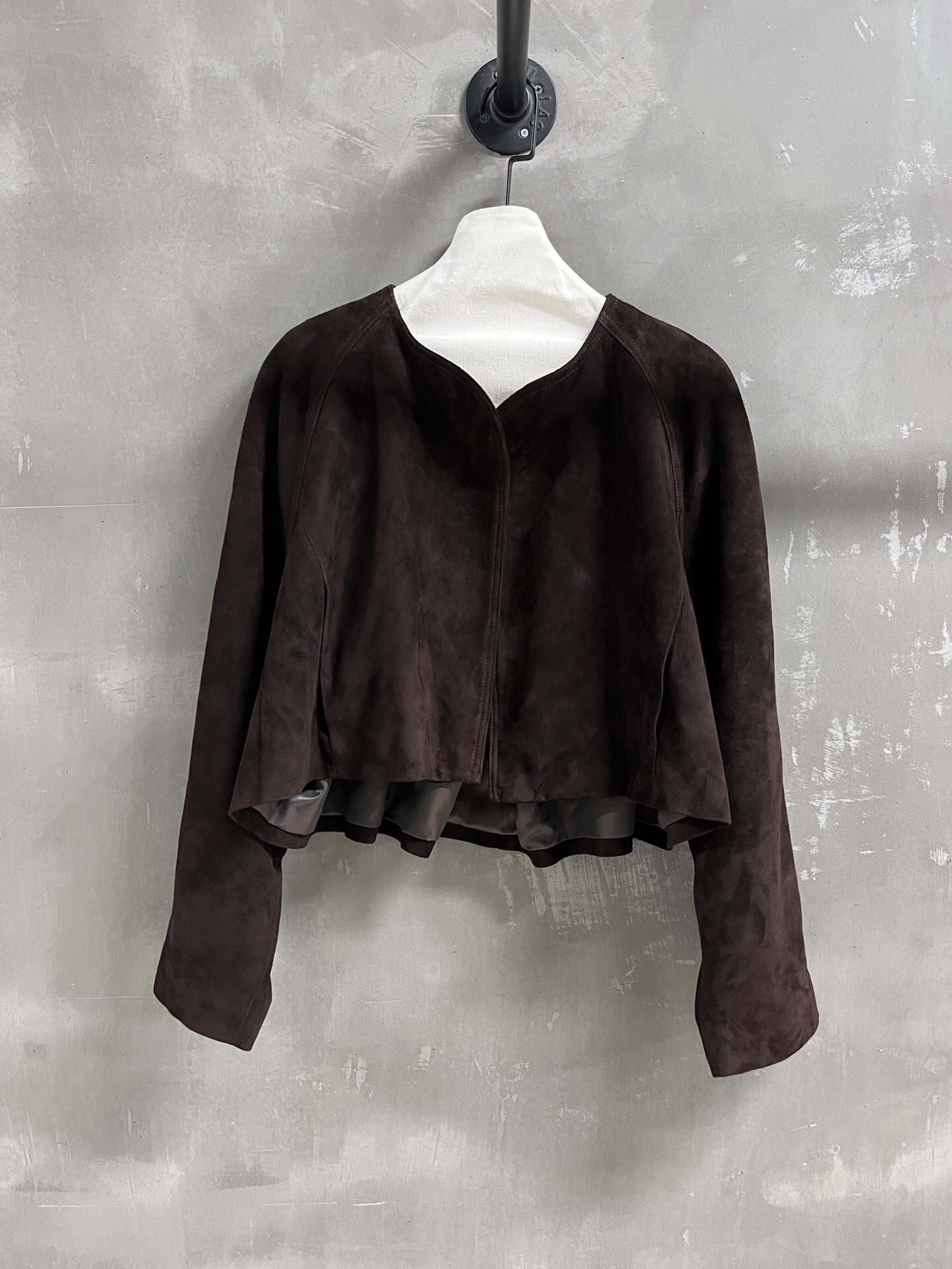 NO:868457,Introduction to MiuM*u | 2026 Spring New Products The best outerwear item of the season!  Original custom-made, sweet and cool retro style, easy-to-match and fashionable version!  - MATERIAL - Leather imported mixed breed sheep suede sizeＳ- L19860909MiuM*u简介｜2026春装新品 本季度最佳外套单品！原版订制 甜酷风复古气质,版型不挑人百搭又时髦！ - MATERIAL 材质 - 皮面进口混种羊反绒 sizeＳ- L M码胸围128 衣长49 连肩袖长73,缪缪-服装,miumiu,jackets & coats,,Women's clothing