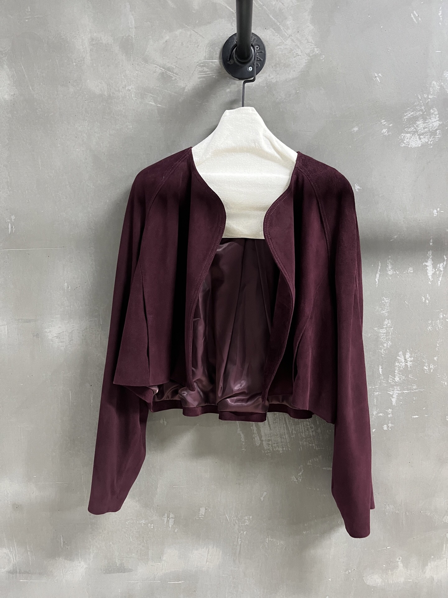 NO:820541,Introduction to MiuM*u | 2026 Spring New Products The best outerwear item of the season!  Original custom-made, sweet and cool retro style, easy-to-match and fashionable version!  - MATERIAL - Leather imported mixed breed sheep suede sizeＳ- L19860909MiuM*u简介｜2026春装新品 本季度最佳外套单品！原版订制 甜酷风复古气质,版型不挑人百搭又时髦！ - MATERIAL 材质 - 皮面进口混种羊反绒 sizeＳ- L M码胸围128 衣长49 连肩袖长73,缪缪-服装,miumiu,jackets & coats,,Women's clothing