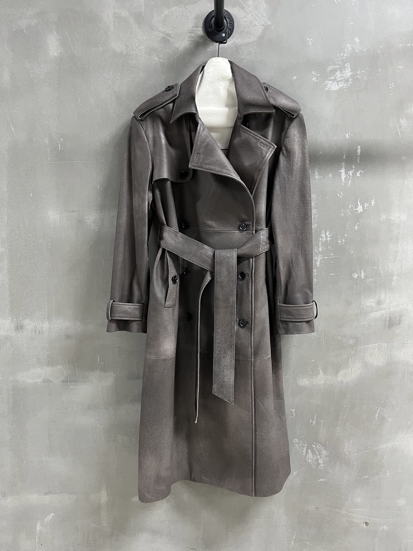 NO:868447,BC Introduction | 2026 Spring New Products This season’s best windbreaker item!  Classic old money style design, loose fit, versatile and fashionable!  - MATERIAL - Leather imported Turkish tie-dyed goatskin size S- M M size bust 122 length 116 shoulder width 48 sleeve length 61, women's clothing, sheepskin,19860909BC简介｜2026春装新品 本季度最佳风衣单品！经典老钱风设计 宽松版型不挑人百搭又时髦！ - MATERIAL 材质 - 皮面进口土耳其扎染山羊皮 size S- M M码胸围122衣长116 肩宽48 袖长61,女装,sheepskin,,Women's clothing