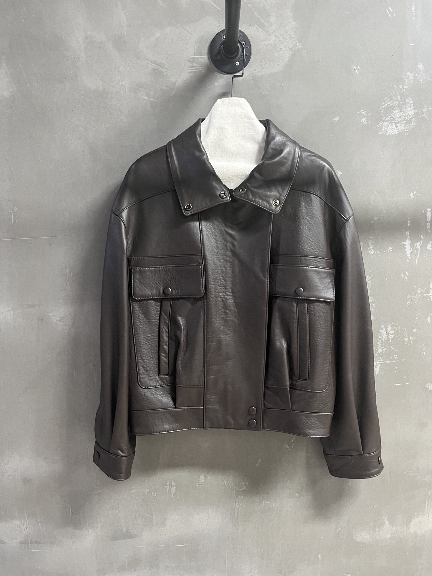 NO:868505,Introduction to Saint L*urent｜2026 Spring New Products This season’s best outerwear items!  Original custom-made, sweet and cool retro style, easy-to-match and fashionable version!  - MATERIAL material - leather imported British embryo lamb leather sizeＳ-19860909Saint L*urent简介｜2026春装新品 本季度最佳外套单品！原版订制 甜酷风复古气质,版型不挑人百搭又时髦！ - MATERIAL 材质 - 皮面进口英胚羊羔泡皮 sizeＳ- XL M码胸围120 衣长60 肩宽56 袖长53,圣罗兰-服装,saint laurent,saint laurent,jackets & coats,,Women's clothing