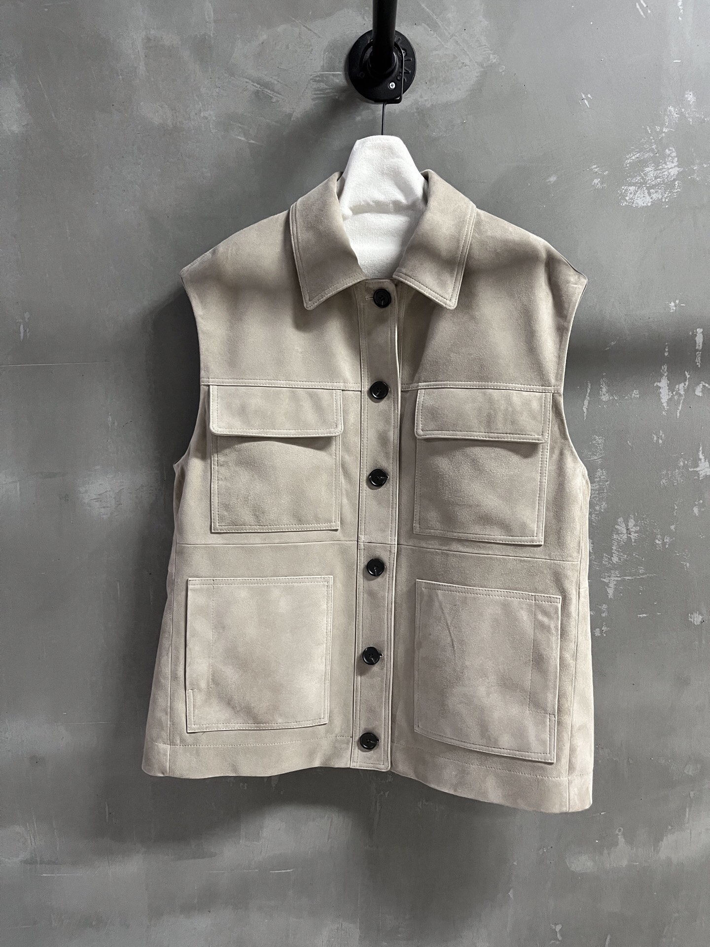 NO:889956,BC Introduction｜2026 Spring New Products This season’s best vest item!  Classic old money style design, loose fit, versatile and fashionable!  - MATERIAL - Leather imported Turkish mixed sheepskin size S- M M size bust 120, length 70, shoulder width 53, women's clothing, sheepskin,19860909BC简介｜2026春装新品 本季度最佳马甲单品！经典老钱风设计 宽松版型不挑人百搭又时髦！ - MATERIAL 材质 - 皮面进口土耳其混种羊皮 size S- M M码胸围120 衣长70 肩宽53,女装,sheepskin,,Women's clothing