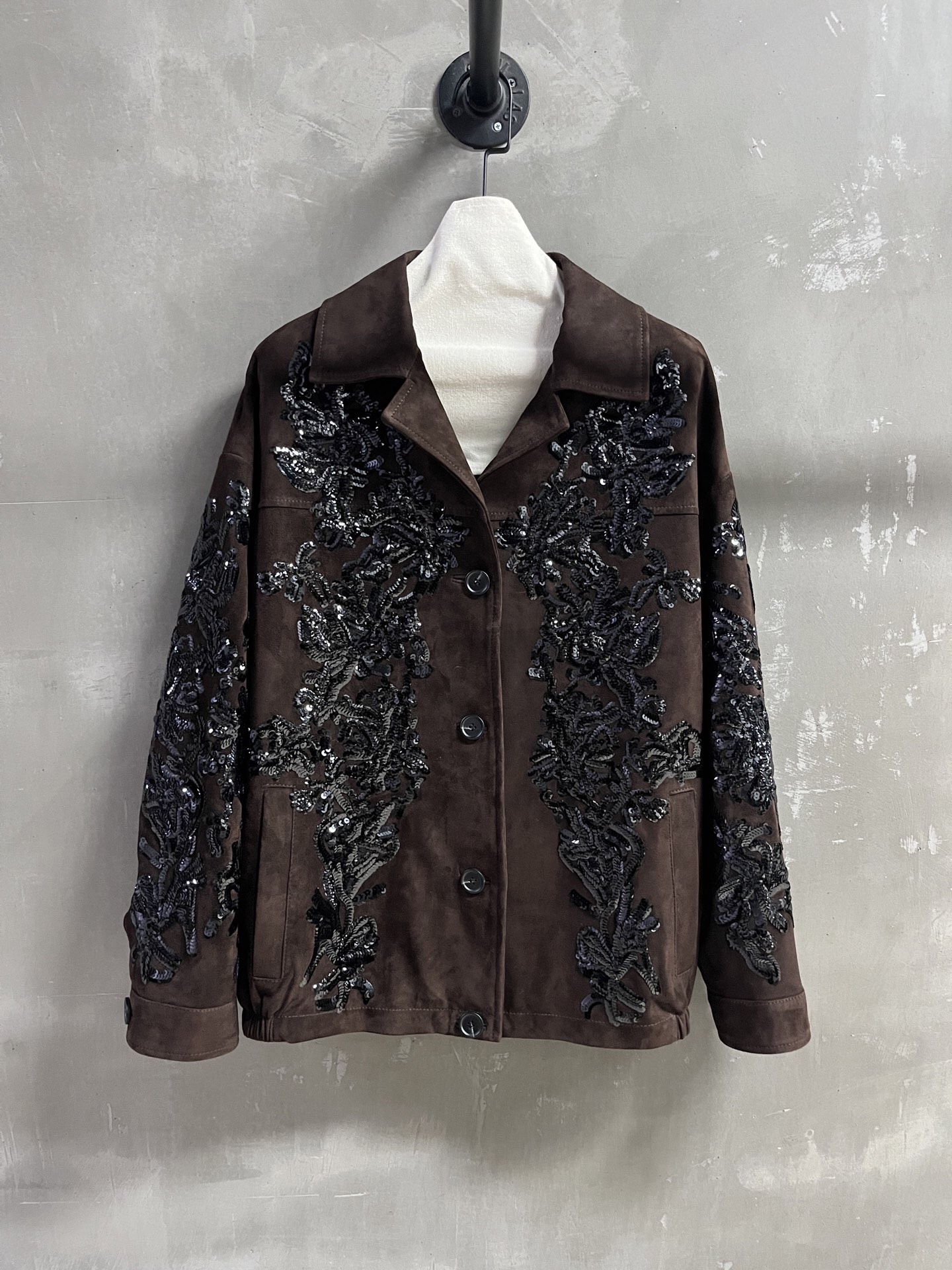 NO:821206,Introduction to MiuMiu｜2026 Spring New Products This season’s best heavy sequin embroidery items!  Each piece of clothing requires 38,000 beads and is produced exclusively with ingenuity!  Original custom-made, sweet and cool retro style, easy-to-match and fashionable version!  - MATERIAL - Leather imported Turkish mixed suede sheepskin sizeＳ-19860909MiuMiu简介｜2026春装新品 本季度最佳重工珠片绣单品！每件衣服需要3.8万珠片 匠心独家出品！原版订制 甜酷风复古气质,版型不挑人百搭又时髦！ - MATERIAL 材质 - 皮面进口土耳其混种绒面羊皮 sizeＳ- XL M码胸围124 衣长68肩宽58 袖长52,缪缪-服装,miumiu,sheepskin,,Women's clothing