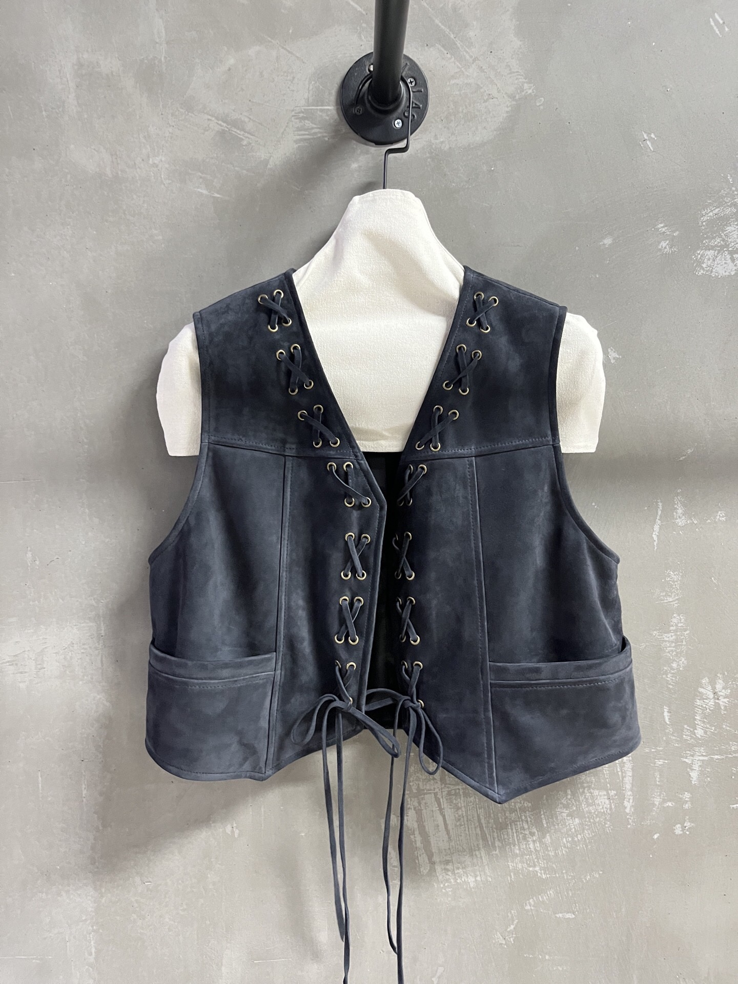 NO:868430,MiuMi* Introduction | 2026 Spring New Products The best vest item of this season!  Classic retro ethnic style, strap design, slim fit, versatile and fashionable!  - MATERIAL - Leather imported Turkish mixed sheep suede size M-19860909MiuMi*简介｜2026春装新品 本季度最佳马甲单品！经典复古民族风 绑带设计 显瘦版型不挑人百搭又时髦！ - MATERIAL 材质 - 皮面进口土耳其混种羊反绒 size M- XL M码胸围102衣长44肩宽36,缪缪-服装,miumiu,,Women's clothing