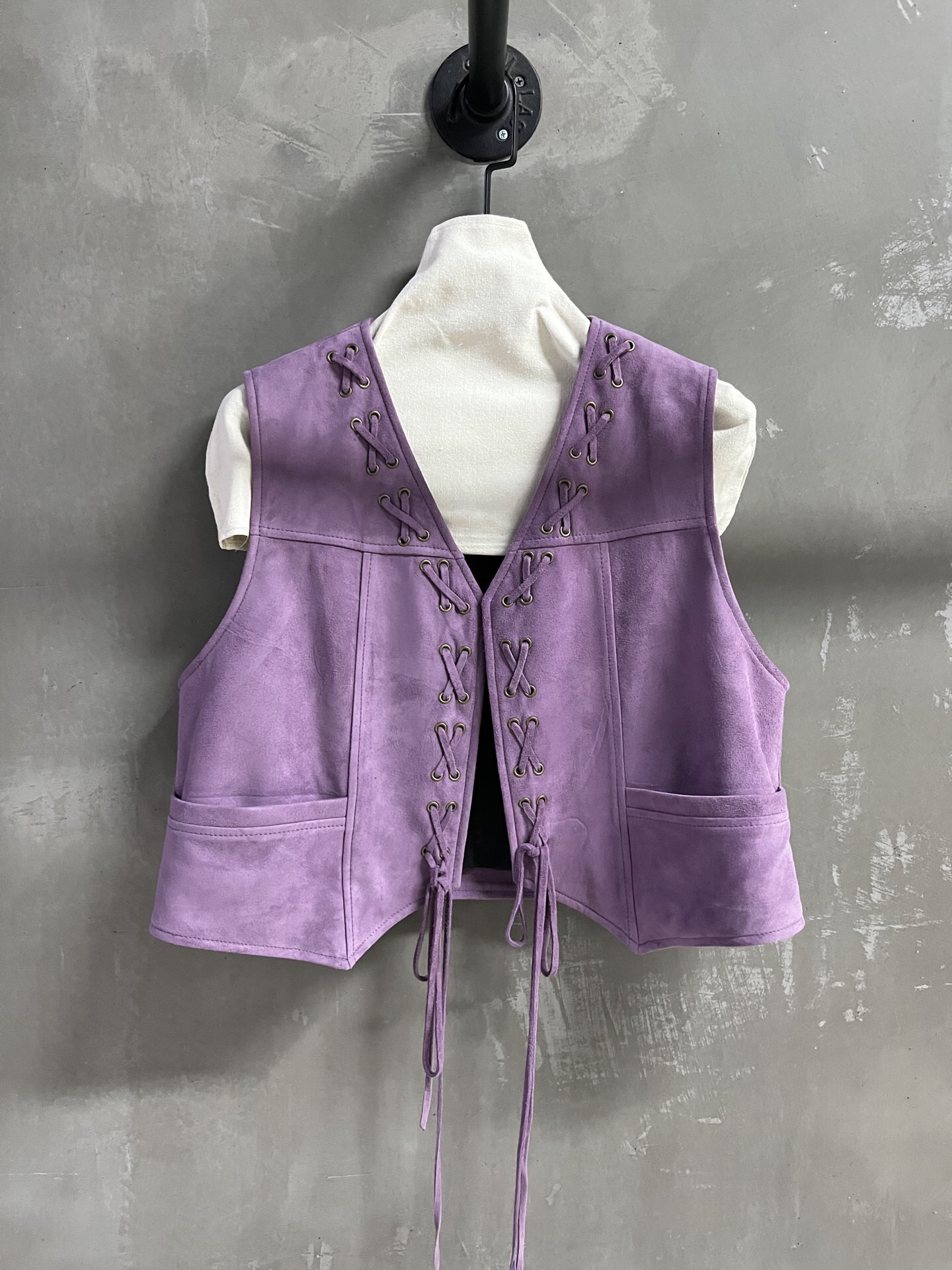 NO:821226,MiuMi* Introduction | 2026 Spring New Products The best vest item of this season!  Classic retro ethnic style, strap design, slim fit, versatile and fashionable!  - MATERIAL - Leather imported Turkish mixed sheep suede size M-19860909MiuMi*简介｜2026春装新品 本季度最佳马甲单品！经典复古民族风 绑带设计 显瘦版型不挑人百搭又时髦！ - MATERIAL 材质 - 皮面进口土耳其混种羊反绒 size M- XL M码胸围102衣长44肩宽36,缪缪-服装,miumiu,,Women's clothing