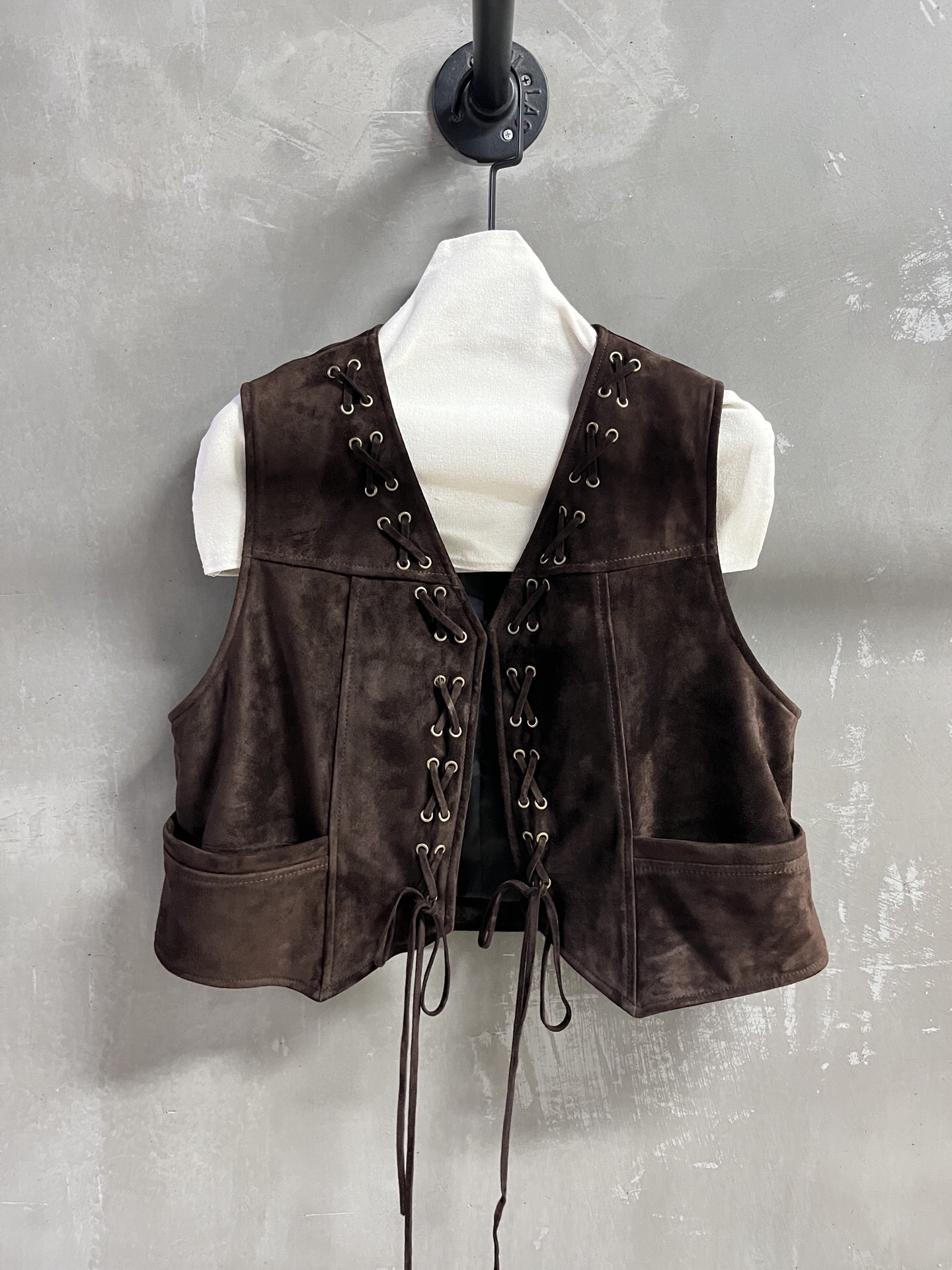 NO:821233,MiuMi* Introduction | 2026 Spring New Products The best vest item of this season!  Classic retro ethnic style, strap design, slim fit, versatile and fashionable!  - MATERIAL material - leather imported Turkish mixed sheep suede size M-19860909MiuMi*简介｜2026春装新品 本季度最佳马甲单品！经典复古民族风 绑带设计 显瘦版型不挑人百搭又时髦！ - MATERIAL 材质 - 皮面进口土耳其混种羊反绒 size M- XL M码胸围102衣长44肩宽36 riceg80,缪缪-服装,miumiu,,Women's clothing